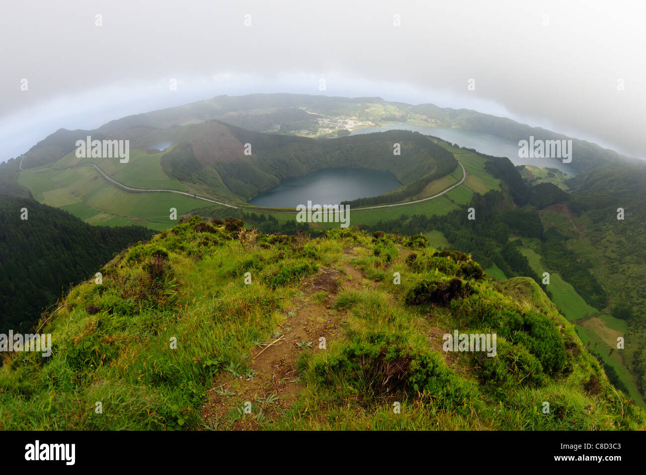 Vue sur Lagoa Santiago et la Sete Cidades vallée avec ses deux lacs Lagoa Azul et Lagoa Verde. Vu du point de vue du canario. Banque D'Images