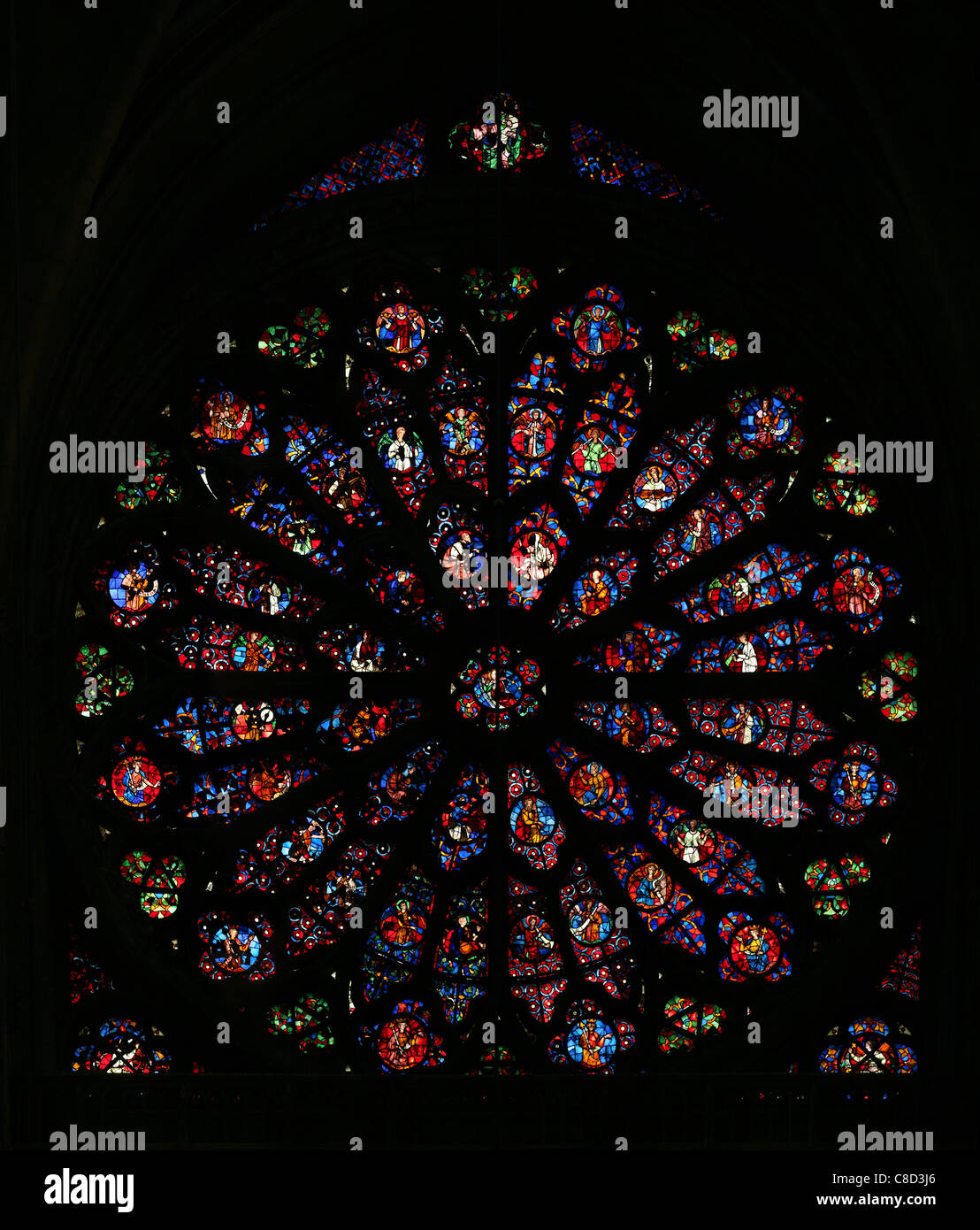 Rosace centrale avec la cité médiévale vitrail dans la Cathédrale Notre-Dame de Reims, France. Banque D'Images