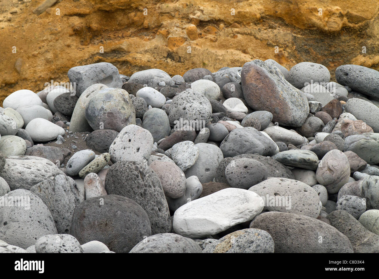 Amas de rochers arrondis sur la plage de Mosteiros, Açores. Banque D'Images