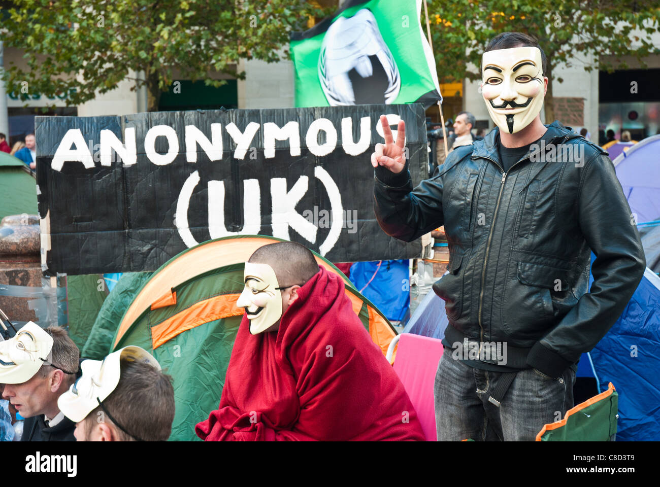 St Paul, occupy london, . 'Anonyme' group uk avec des masques de Guy Fawkes, gesticulant. Banque D'Images