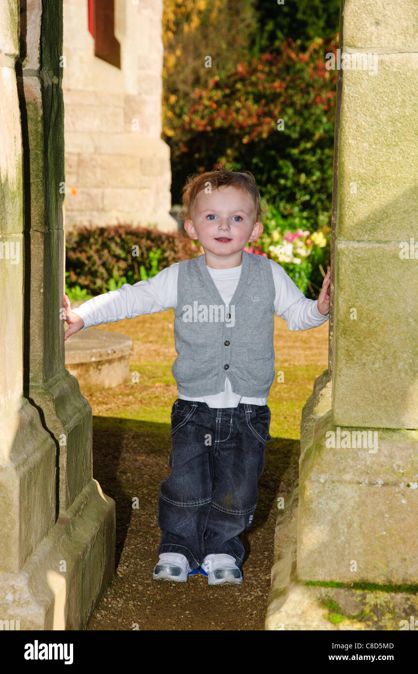 Un jeune enfant qui pose pour portrait autour de l'Irlande du Nord Belfast Castle Banque D'Images