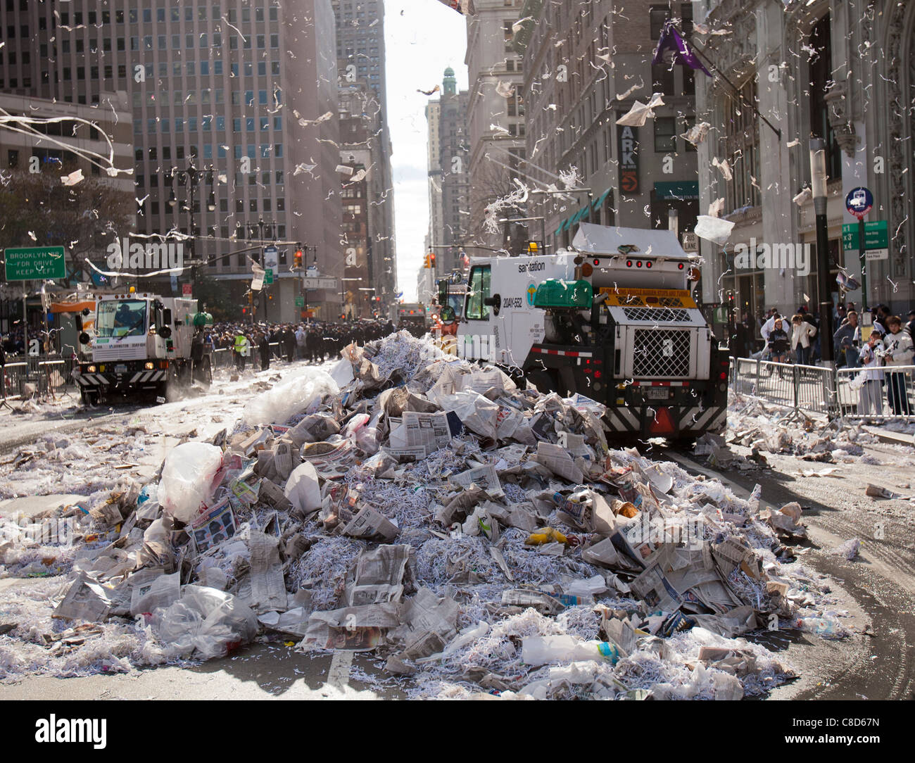 Une pile de papier après une pluie de serpentins Banque D'Images