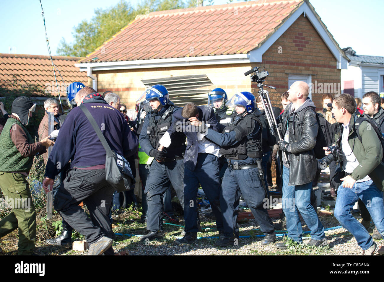 Manifestant mâle dirigé à l'écart par la police anti-émeute au cours de l'expulsion de Dale Farm. Banque D'Images