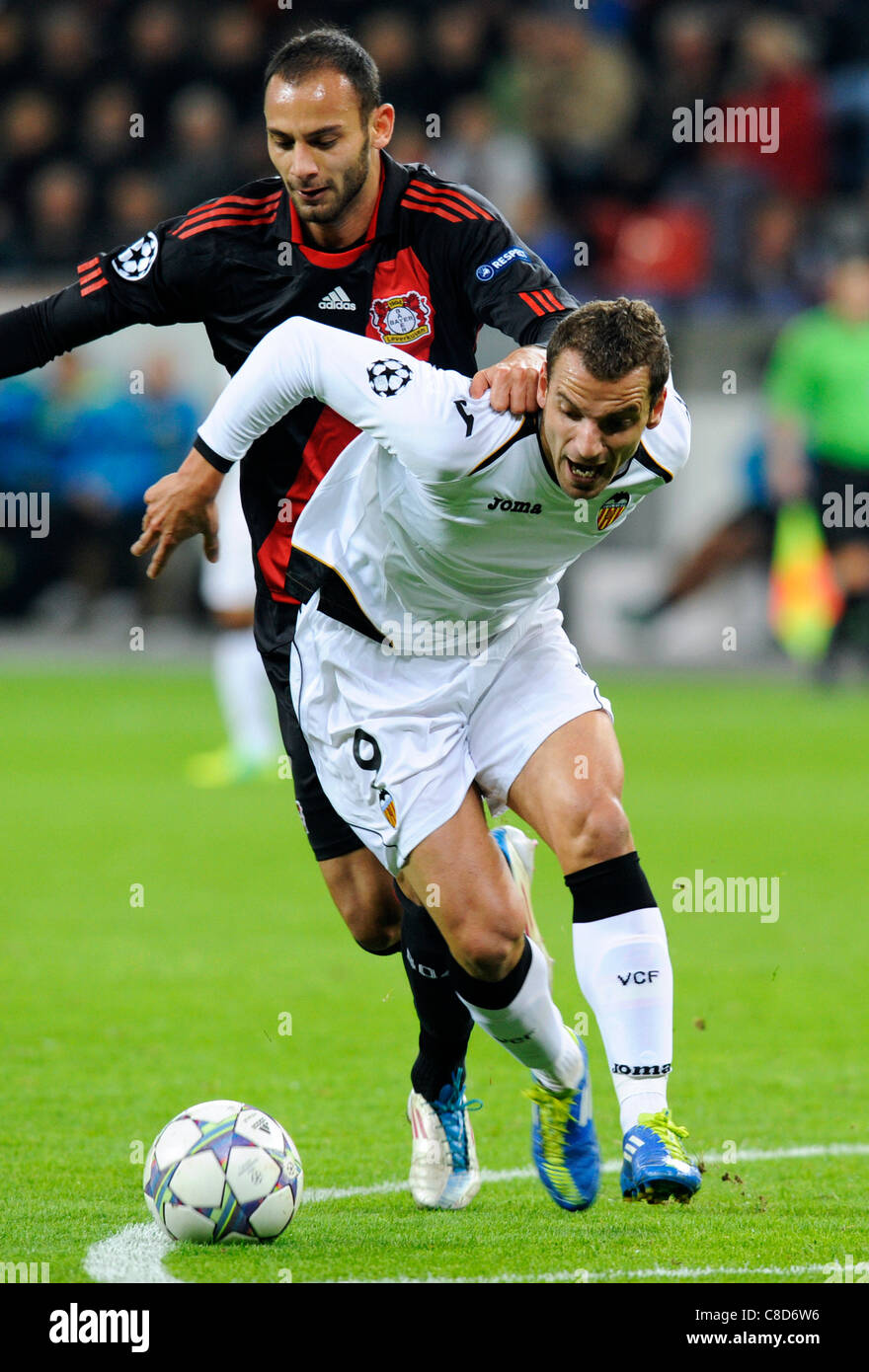 Football, Ligue des Champions, la saison 2011/2012, le groupe E, Journée 3, BayArena Leverkusen, Bayer Leverkusen vs FC Valence 2:1 ; Roberto Soldado (droite), Oemer Toprak (à gauche). Banque D'Images