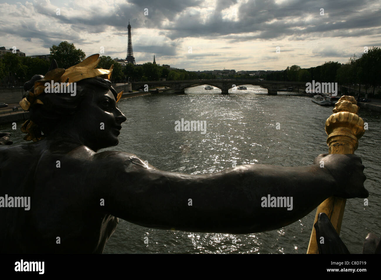 Le Pont Alexandre III sur la Seine avec la Tour Eiffel en arrière-plan à Paris, France. Banque D'Images