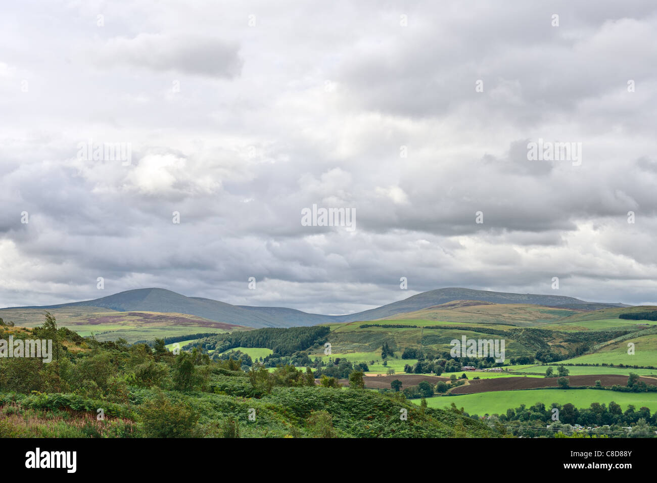 Hedgehope Hill (gauche) et de la mine Cheviot (droite), Parc National de Northumberland, England, UK, Europe, un jour nuageux Banque D'Images