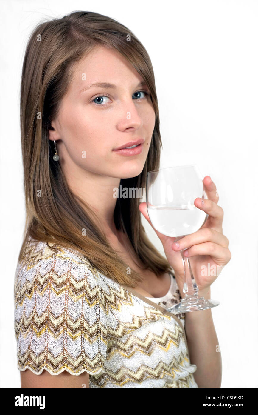 Studio image d'girl holding wine glass. Elle avait 19 ans au moment du tournage. Banque D'Images