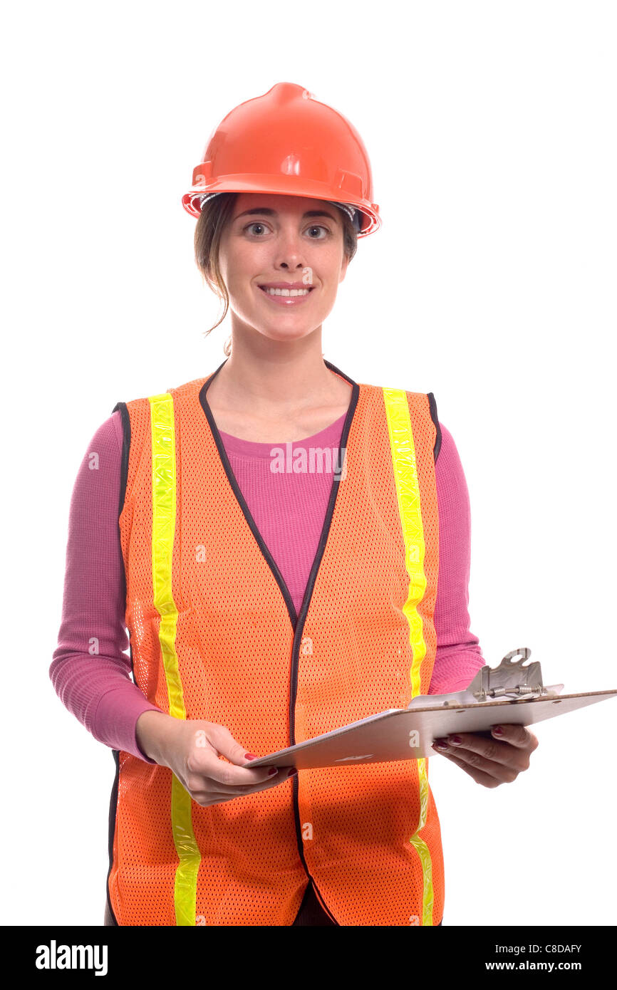 Femme réalise des calculs portant un équipement de construction. Banque D'Images