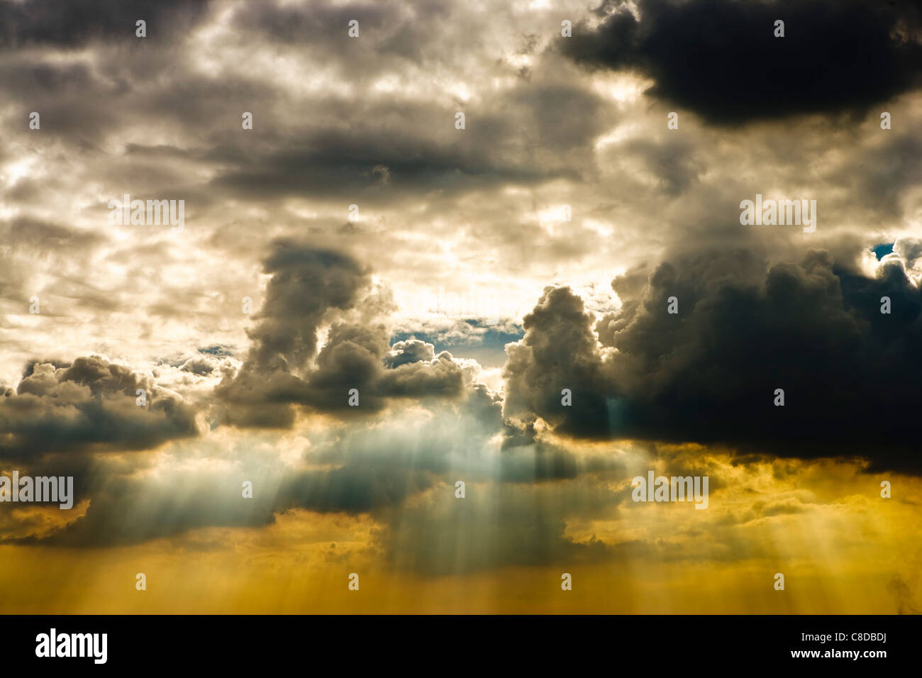 Cloudscape avec Sun Ray brille à travers. Banque D'Images