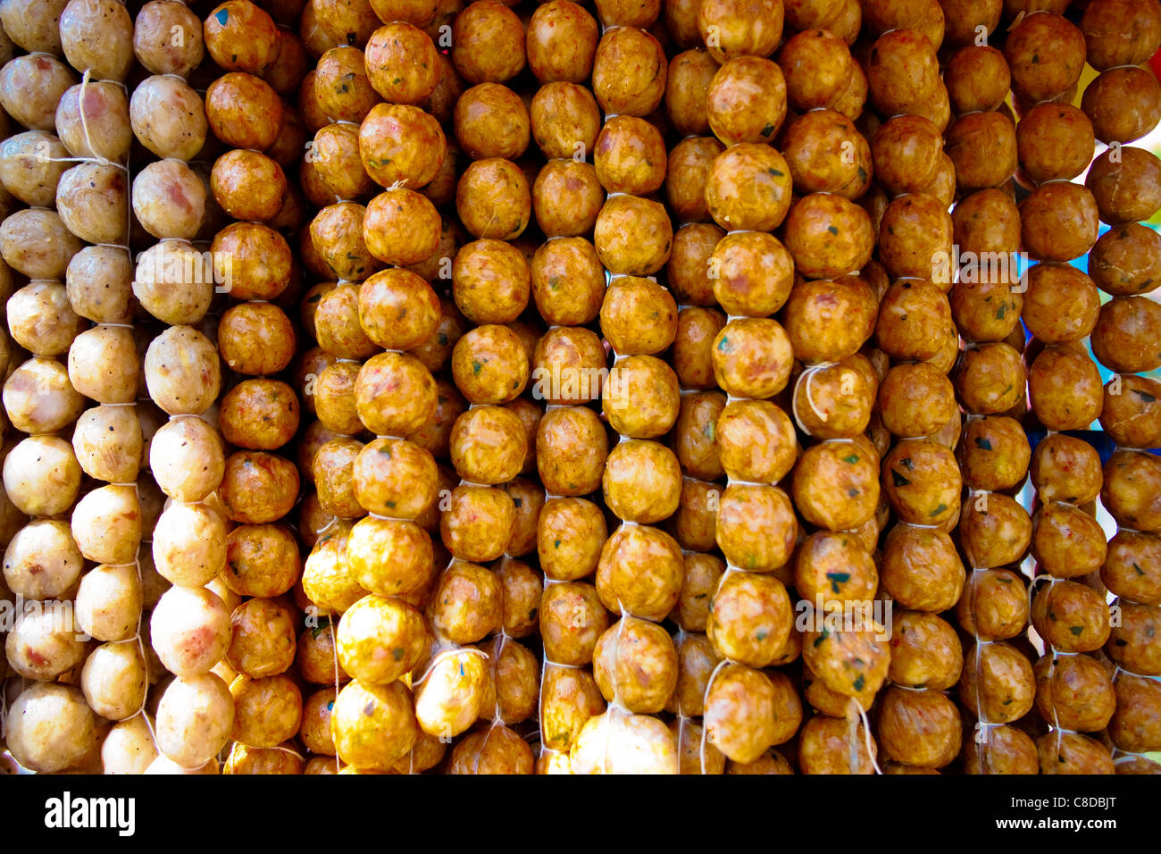 Vendeur de rue vendant des saucisses thaïlandaises. Banque D'Images