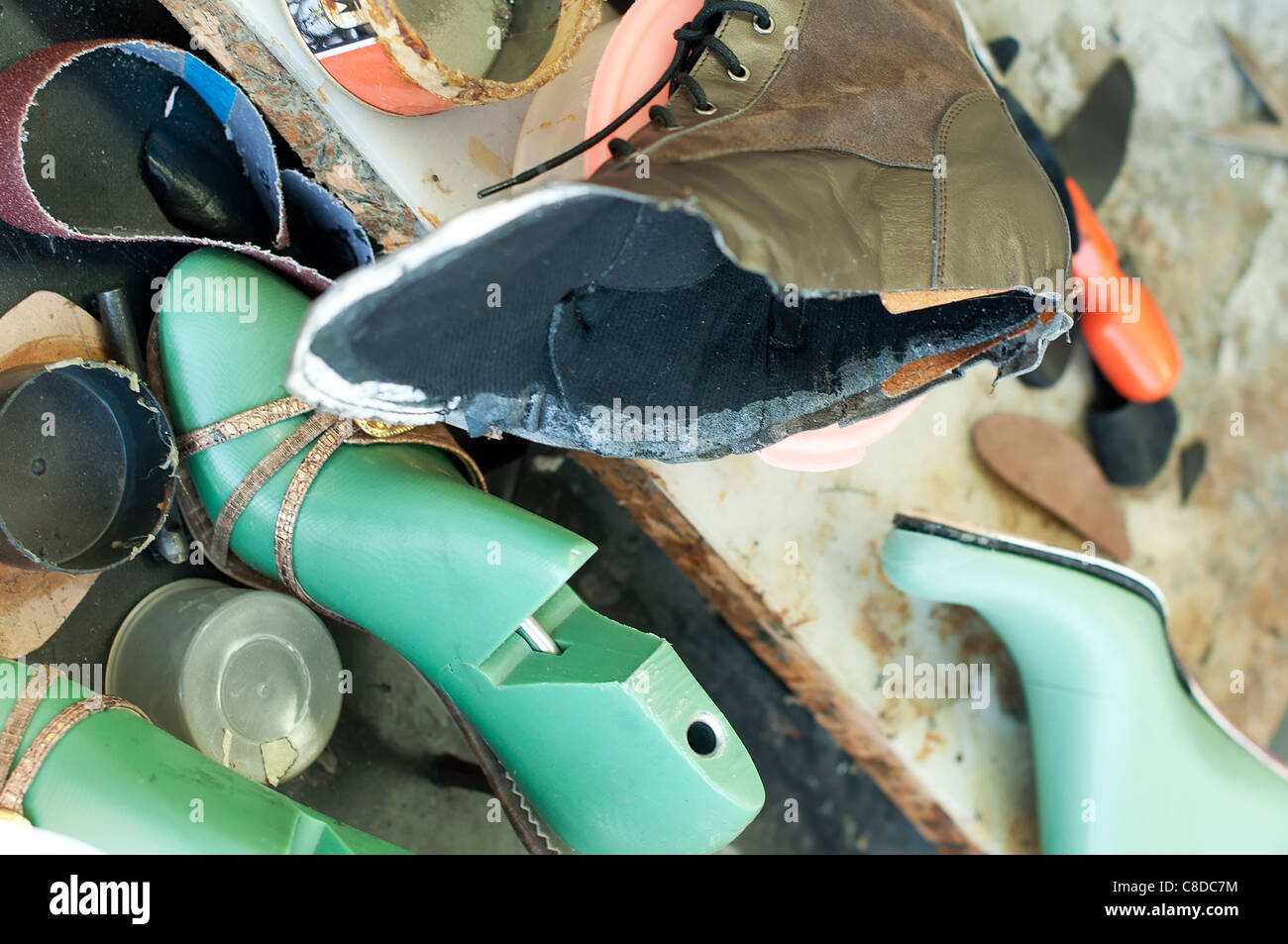 Fabrication de chaussures fait main.Équipements et outils pour la production  de chaussures.boot inachevé Photo Stock - Alamy