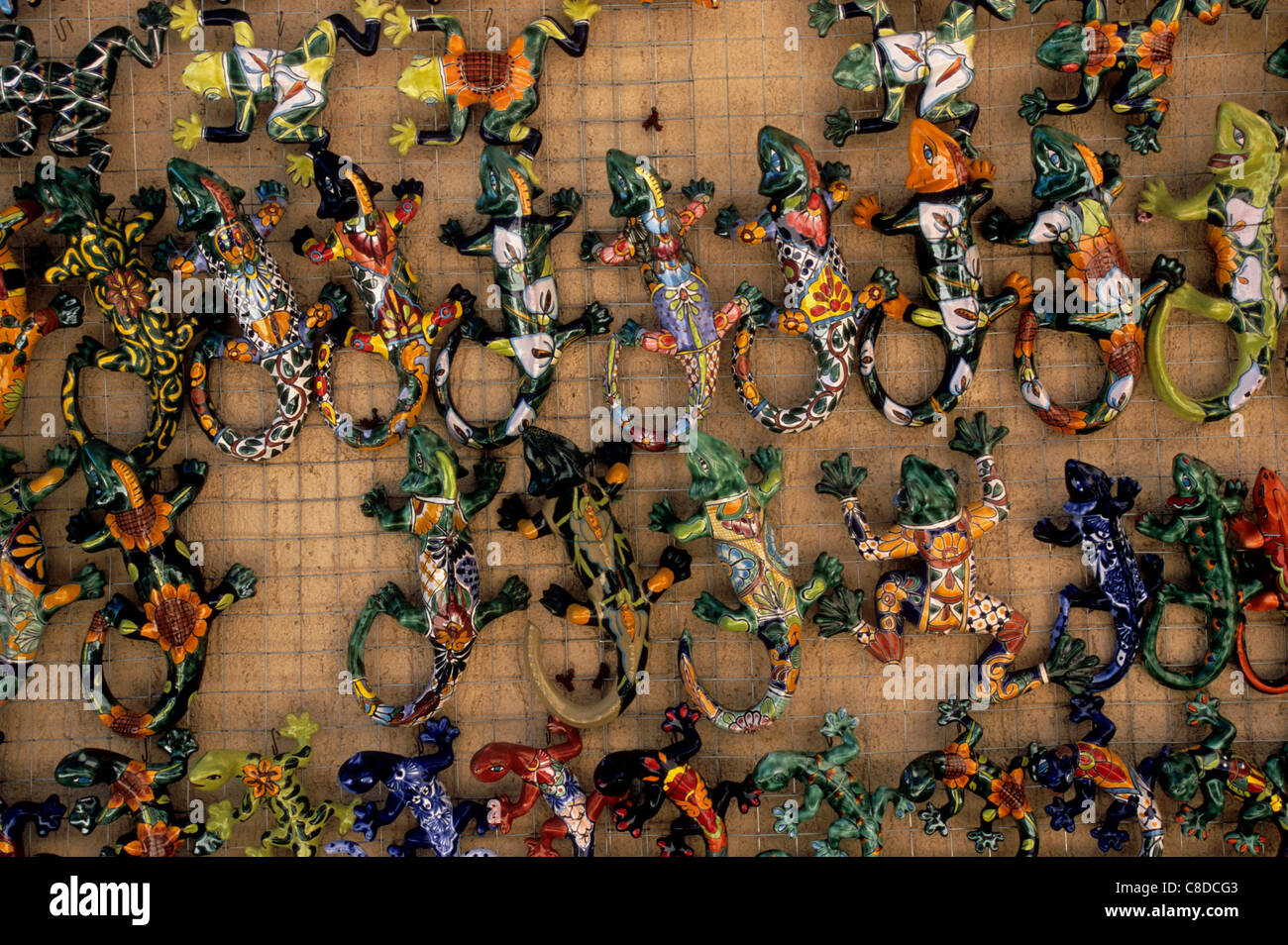 Les iguanes en céramique et d'autres bibelots à un marché ouvert à Todos Santos, Baja California Sur, Mexique Banque D'Images