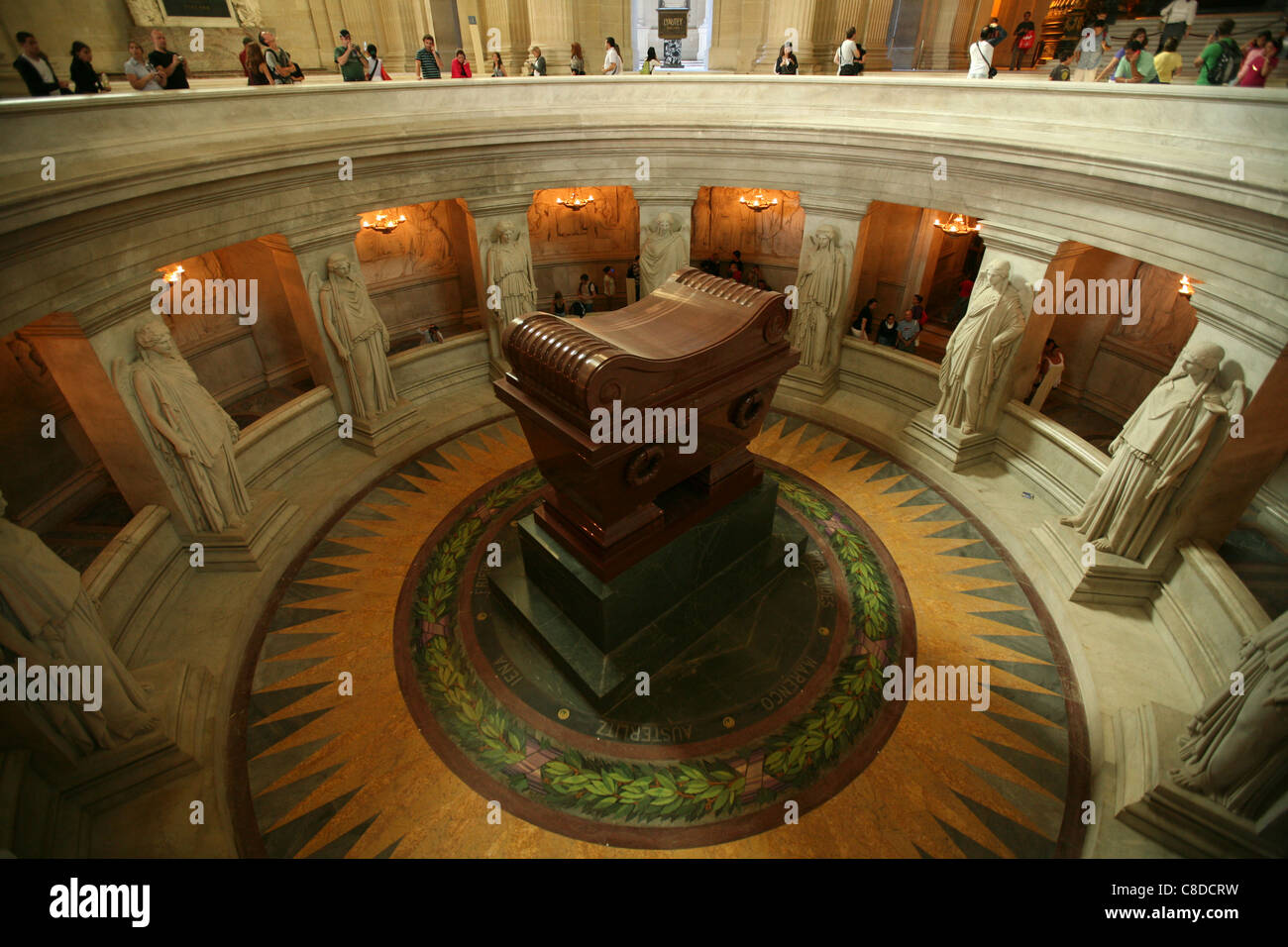 Tombeau de Napoléon Bonaparte dans la chapelle de Saint-Louis-des-Invalides à Paris, France. Banque D'Images