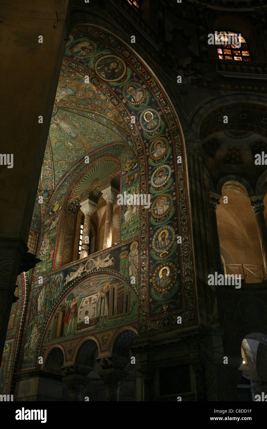 Mosaïques byzantines dans le presbytère de la Basilique de San Vitale à Ravenne, Italie. Banque D'Images