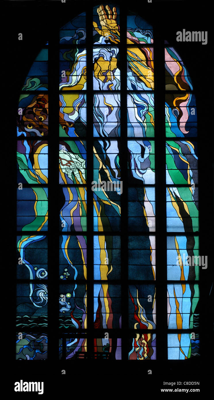 Le Dieu le Père au vitrail par Snanislaw Wyspianski dans l'église des Franciscains à Cracovie, Pologne. Banque D'Images