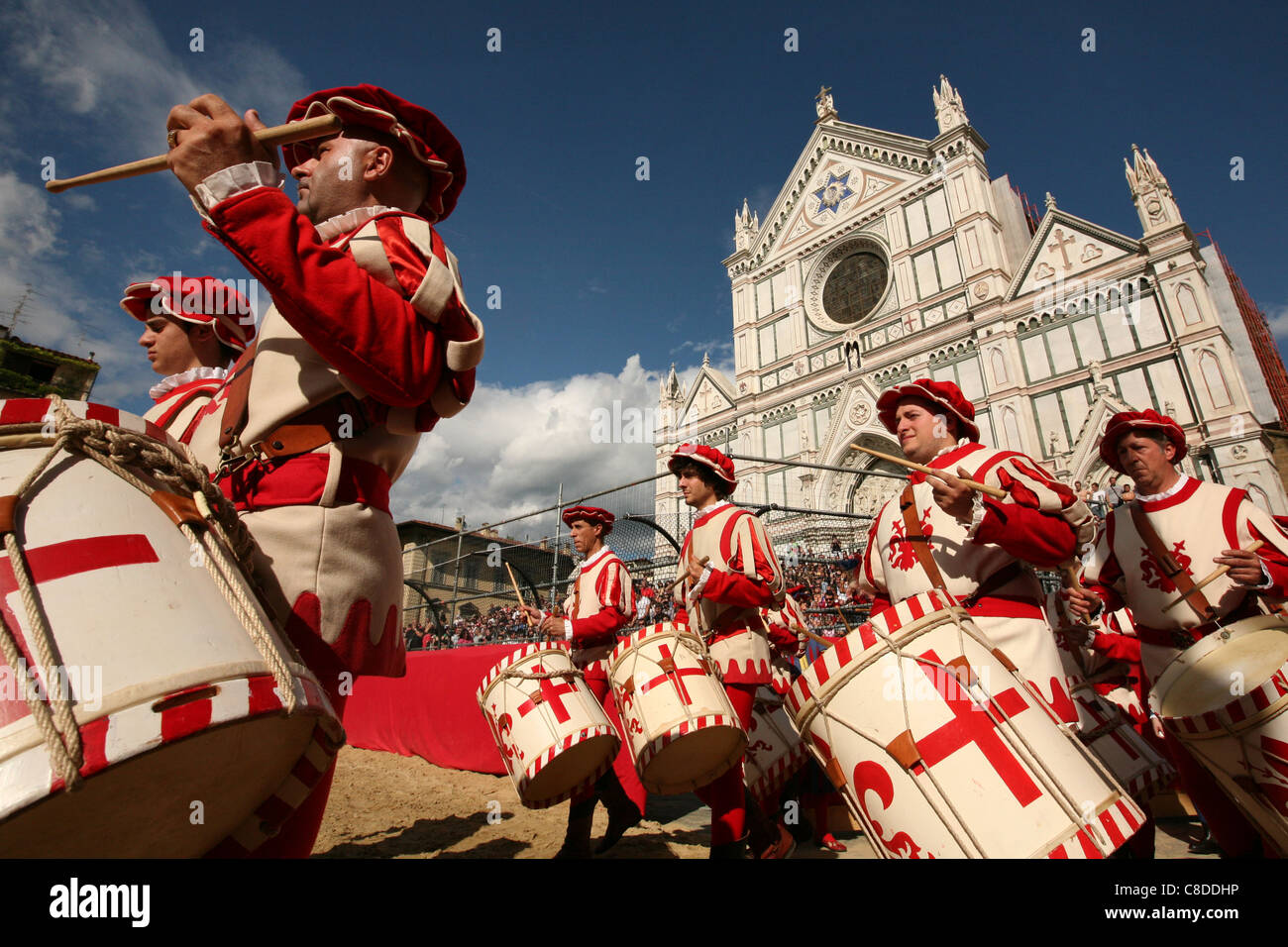 Calcio Storico. La cérémonie d'ouverture de la finale de football historique sur la Piazza di Santa Croce de Florence, Italie. Banque D'Images