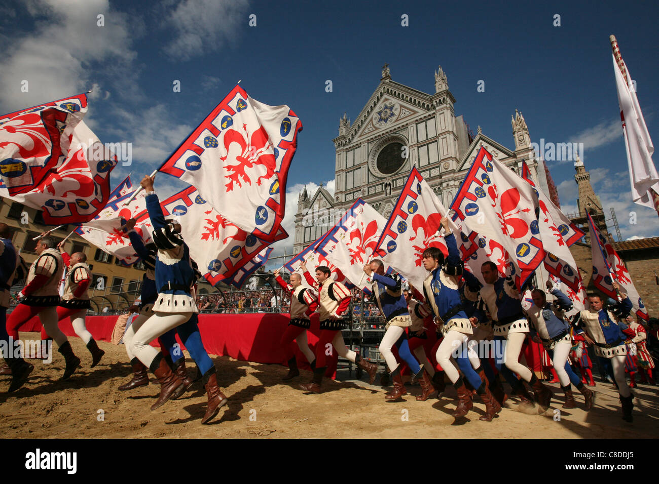 Calcio Storico. La cérémonie d'ouverture de la finale de football historique sur la Piazza di Santa Croce de Florence, Italie. Banque D'Images