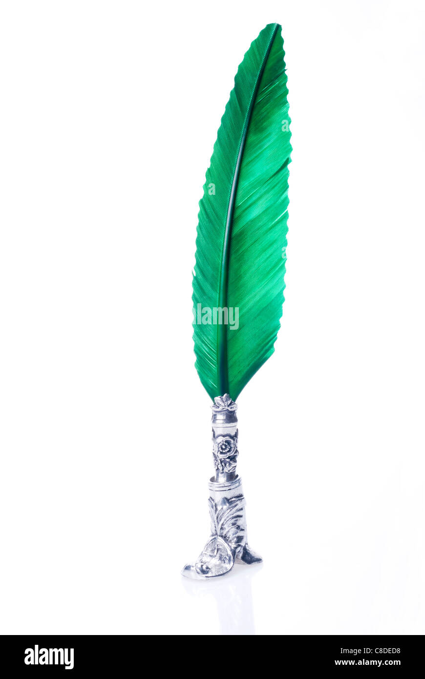 Une plume dans son stand,isolé sur fond blanc Banque D'Images