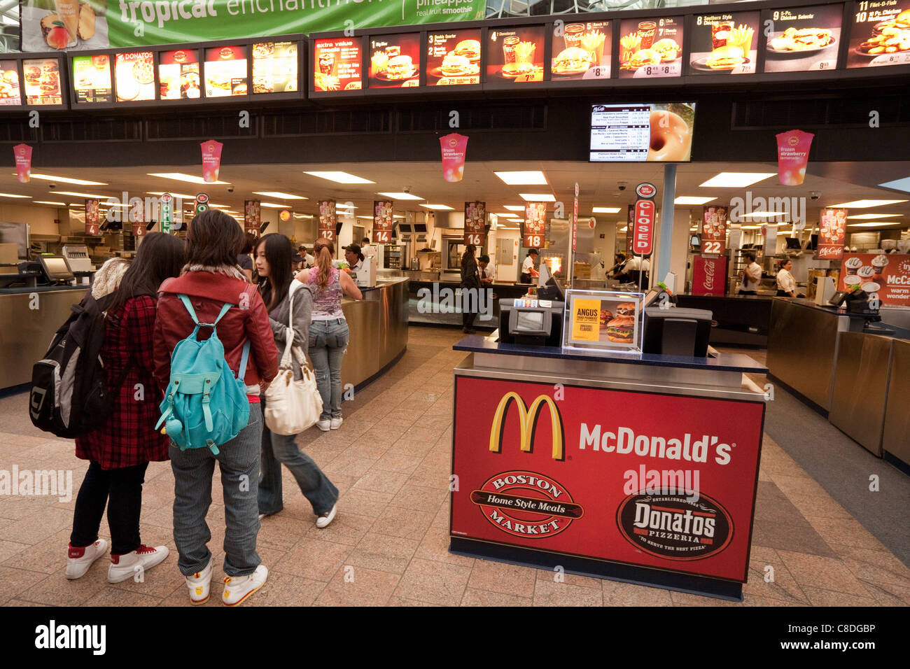 Les filles américaines à un fast-food MCDONALD'S, avec cour et Donatos, Washington DC USA Banque D'Images