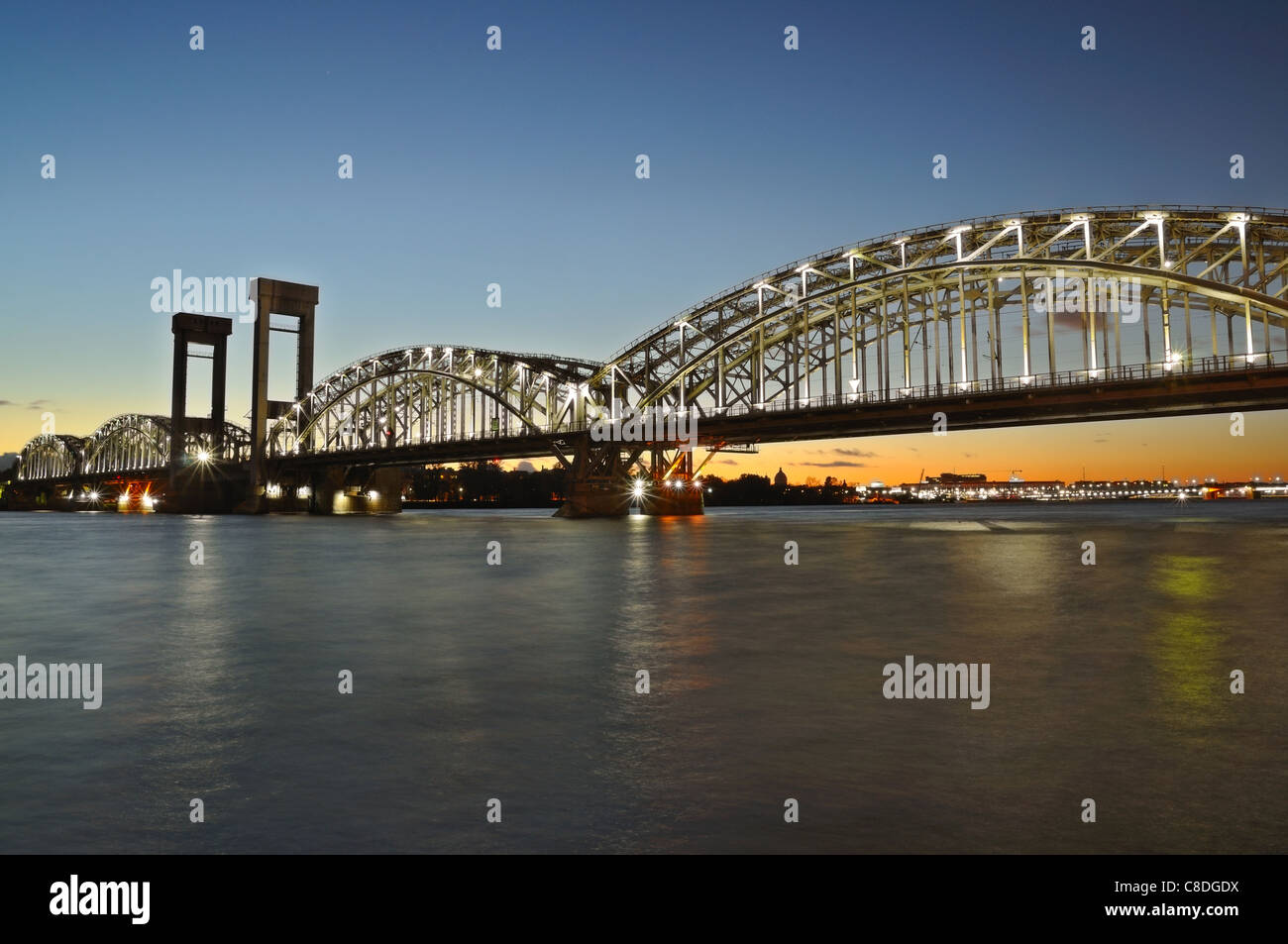 Vue nocturne de la Finlande, du pont ferroviaire de la rivière Neva, Saint Petersburg, Russie. Banque D'Images