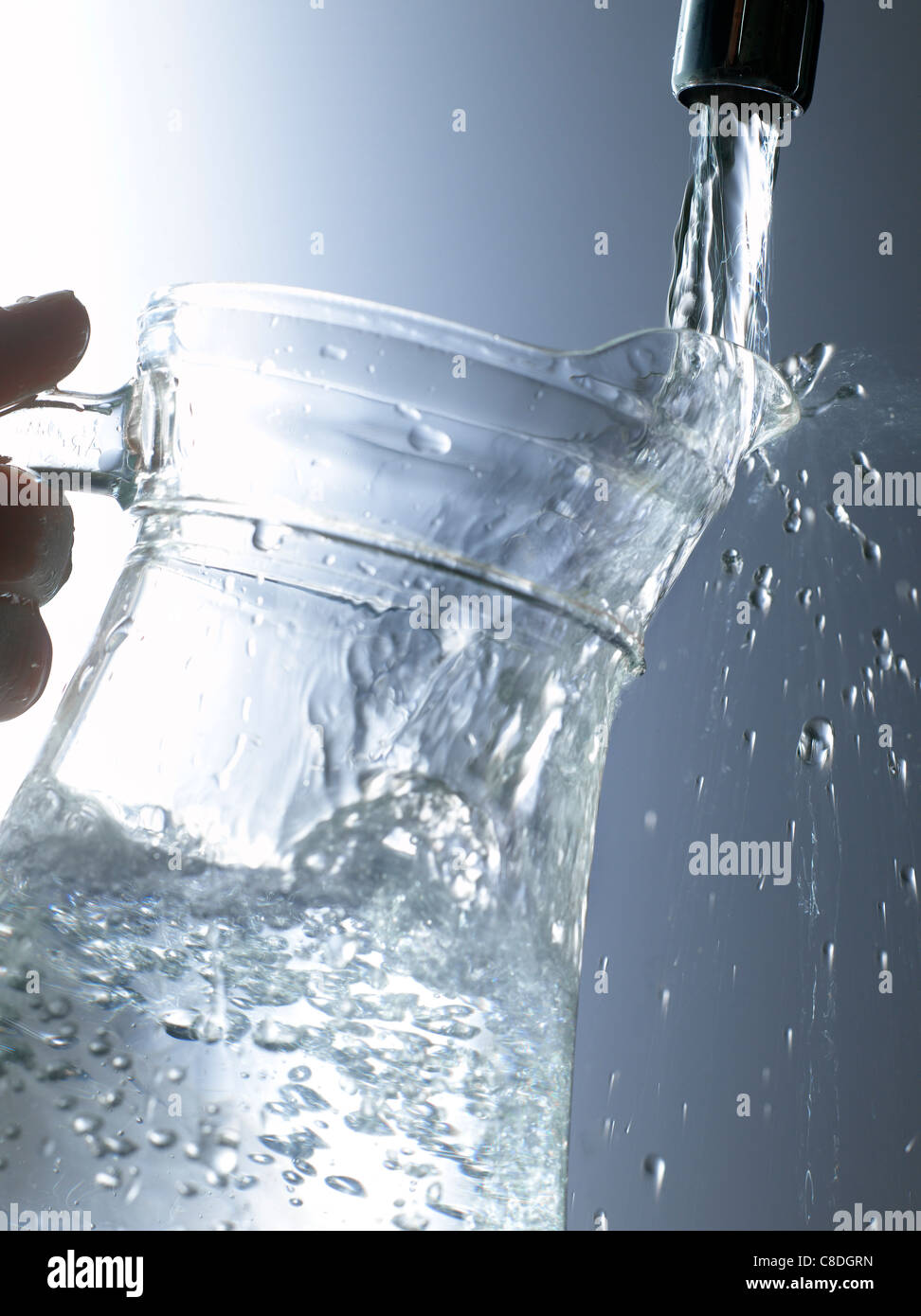 Remplir une carafe d'eau sous le robinet Photo Stock - Alamy
