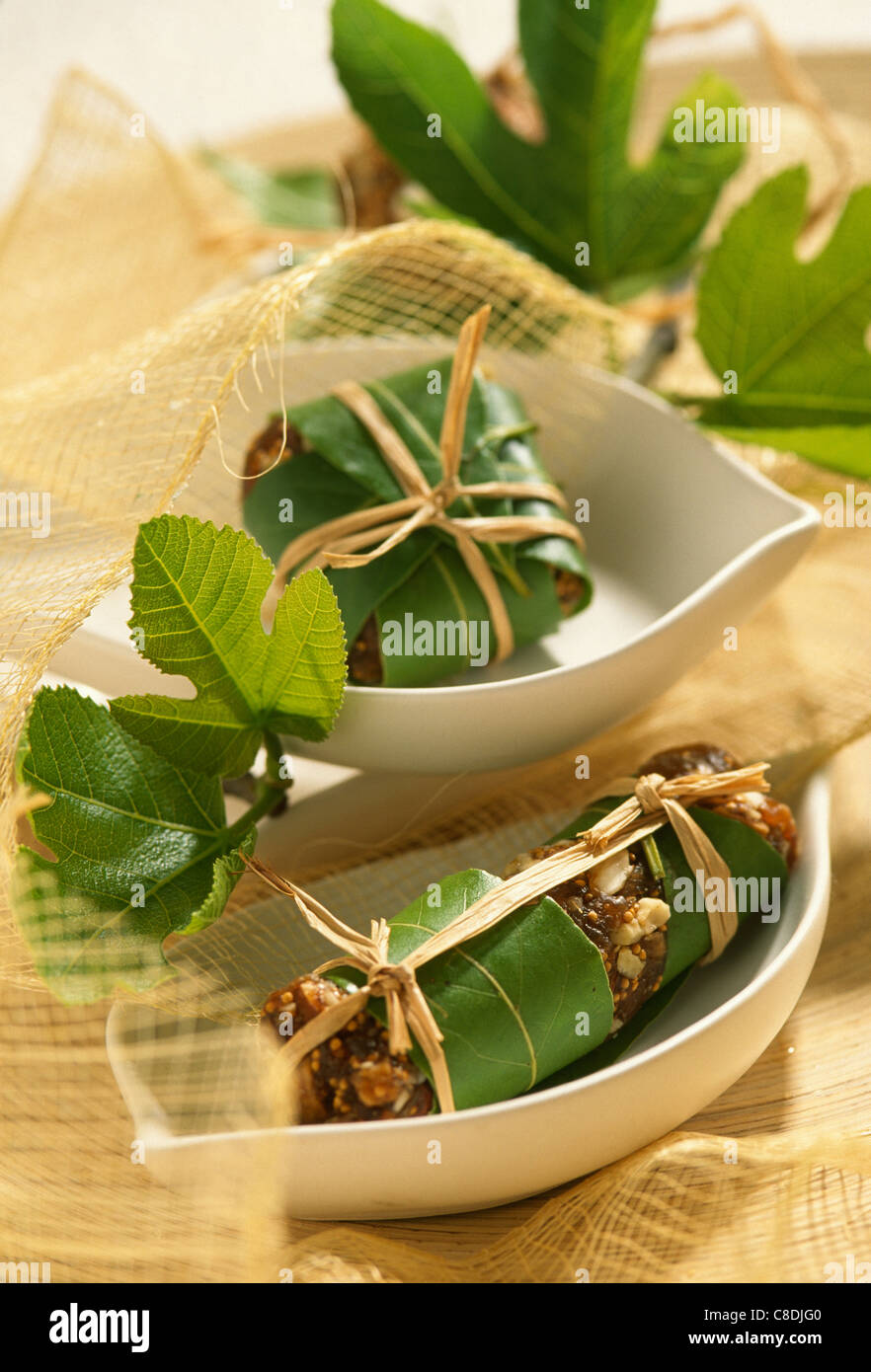 Les figues séchées enveloppées dans des feuilles de figuier Banque D'Images