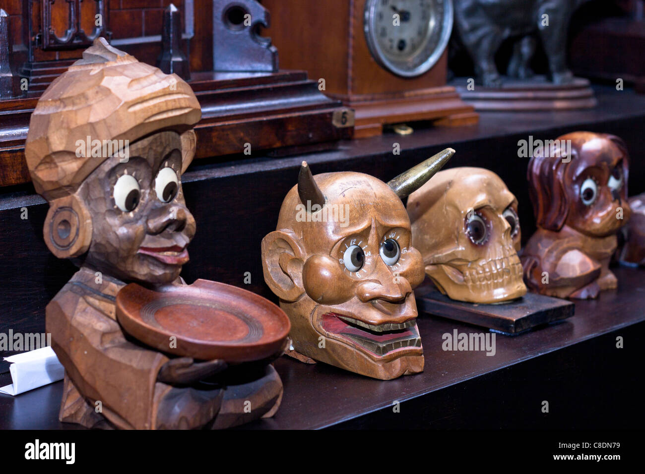 Unique vieille horloge en bois sculpté. Claphams Réveil National Museum, Whangarei, Nouvelle Zélande. Banque D'Images