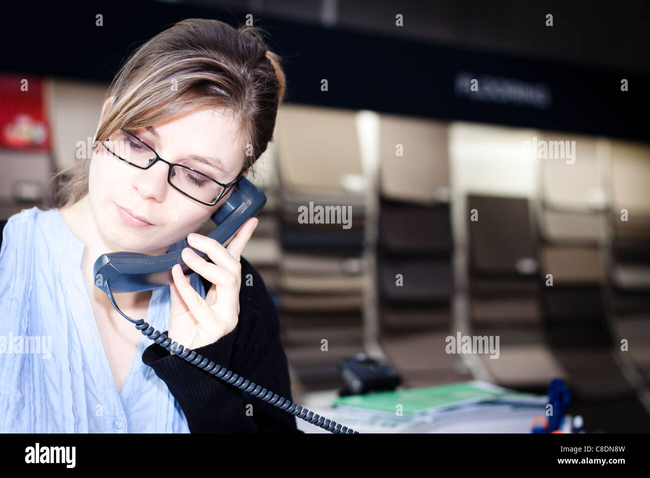 Portrait of young woman on phone, shop assistant en compagnie de sol. Banque D'Images