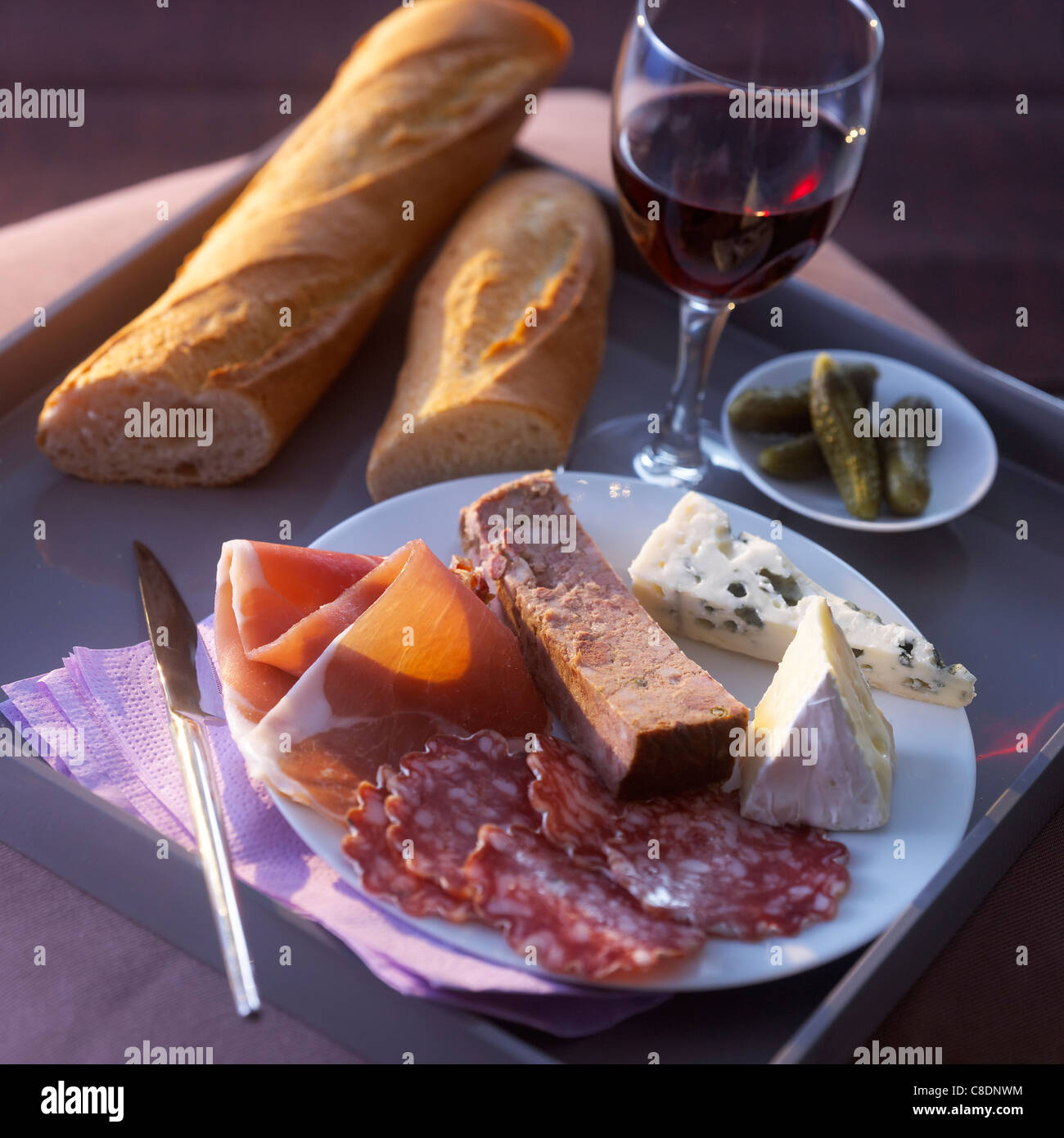 T.V le dîner avec un plat de charcuterie et de fromage et un verre de vin rouge Banque D'Images