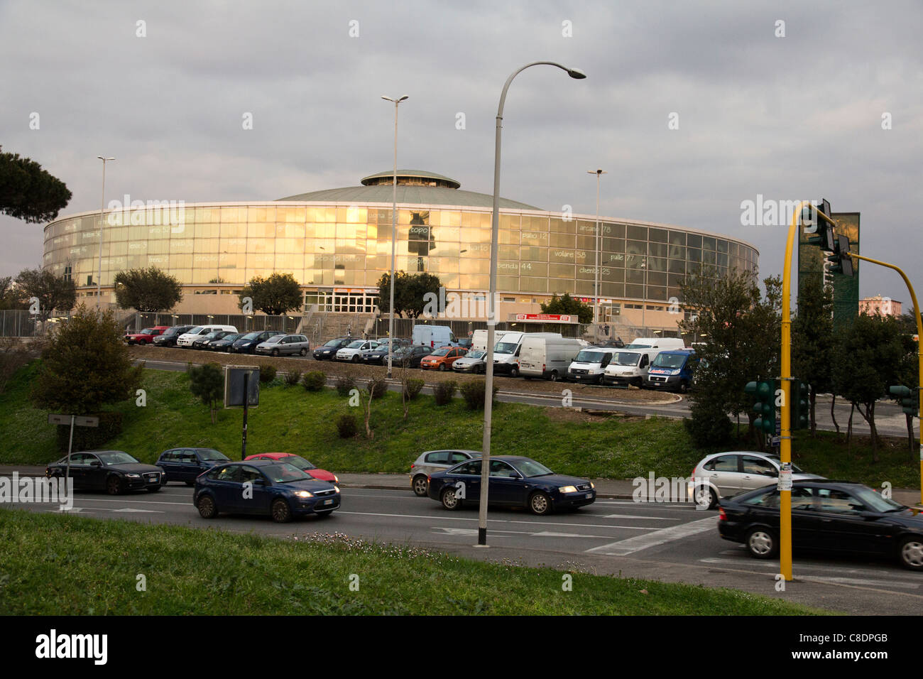 Palalottomatica de Rome, Latium, Italie. EUR Palazzo dello Sport Banque D'Images