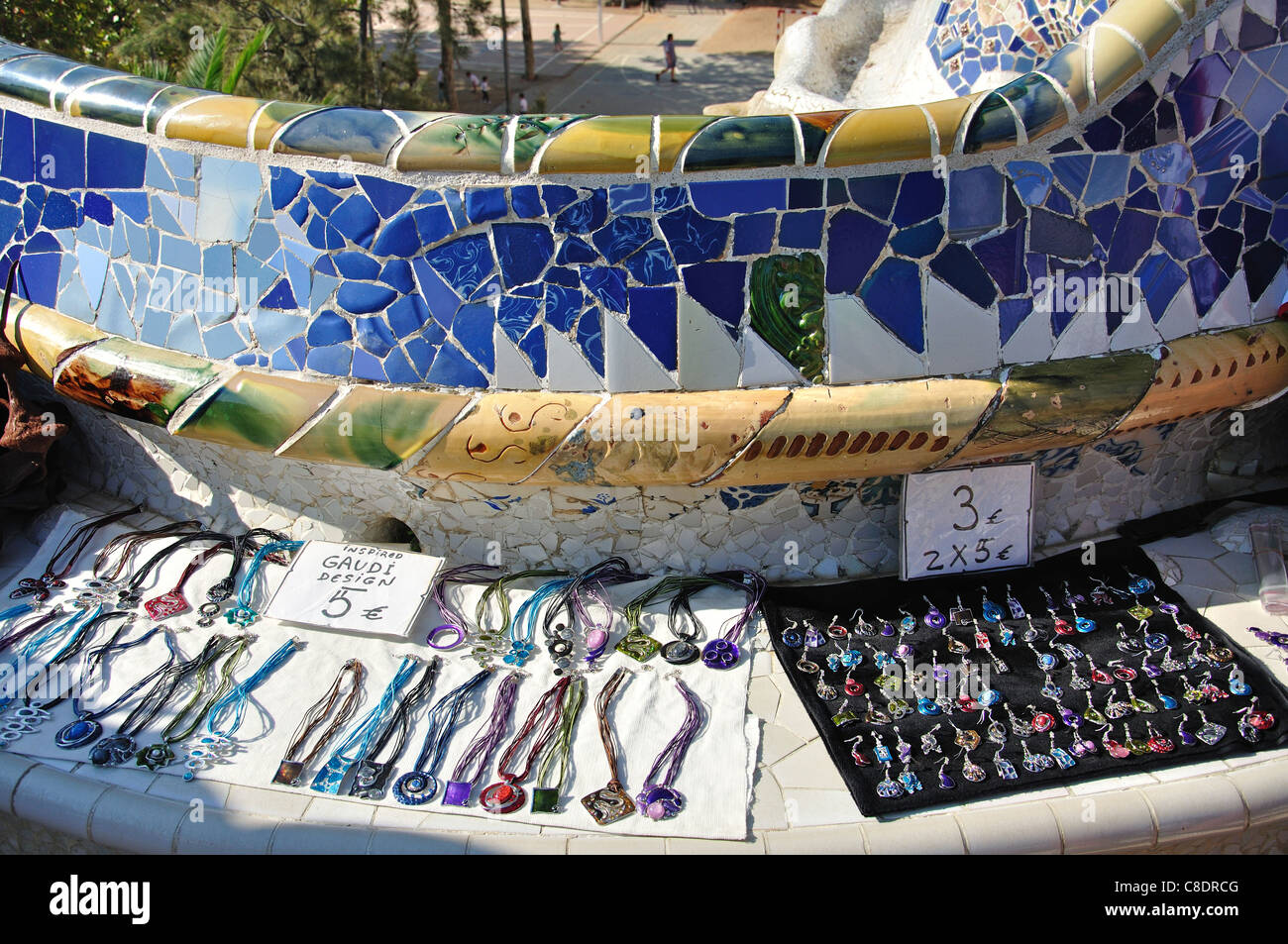 Blocage de bijoux en céramique sur banc, terrasse principale, le parc Guell, quartier de Gràcia, Barcelone, Province de Barcelone, Catalogne, Espagne Banque D'Images