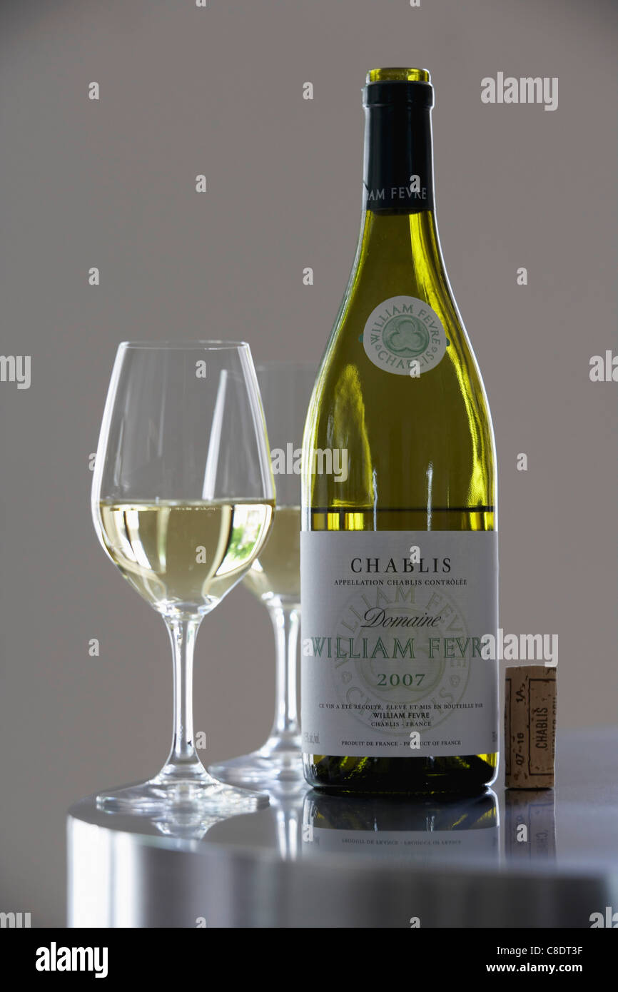 Bouteille et verre de Chablis, Domaine Fèvre Banque D'Images