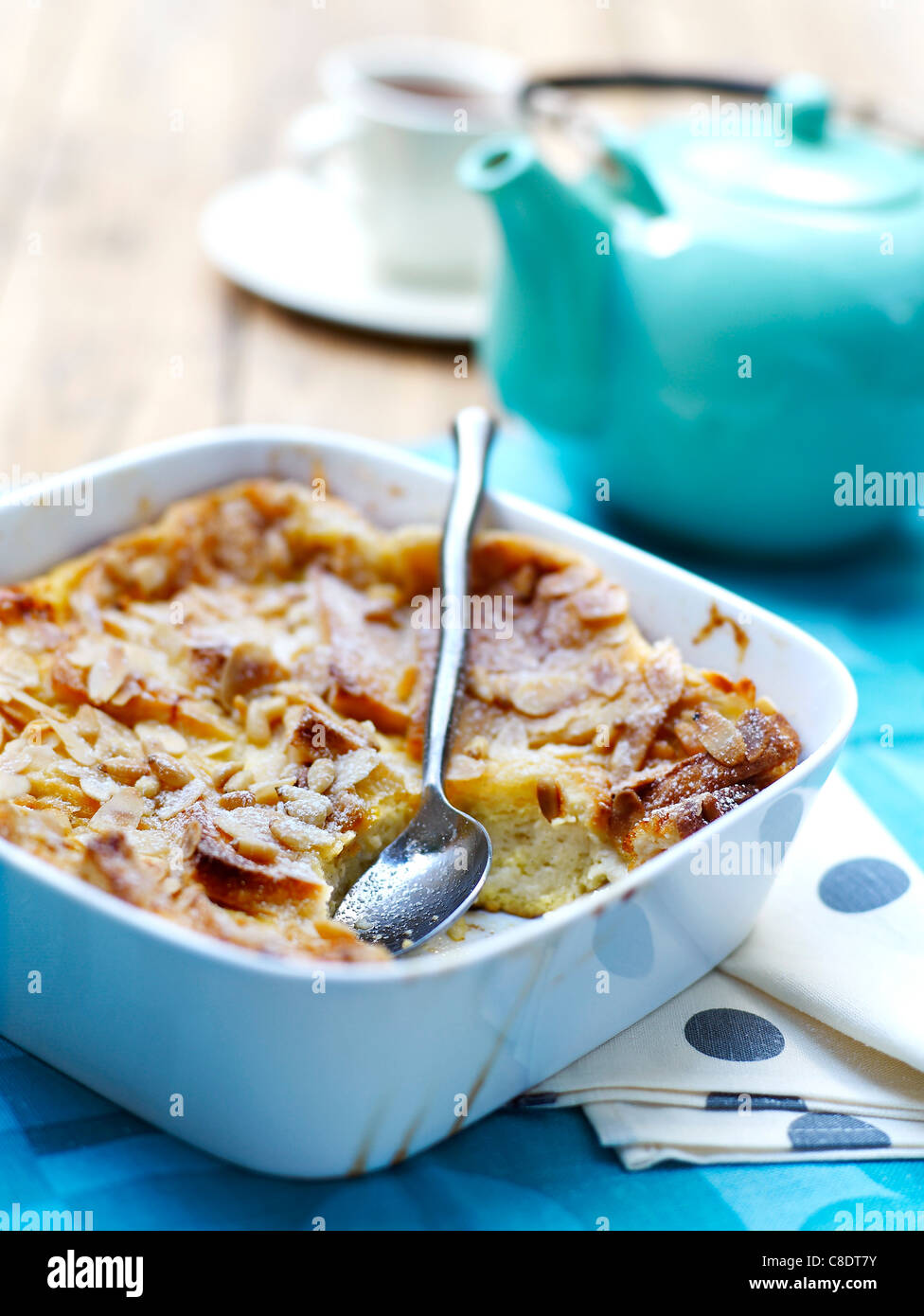 Clafoutis aux pommes et amandes Apple Banque D'Images Clafoutis aux pommes et amandes Apple Banque D'Images