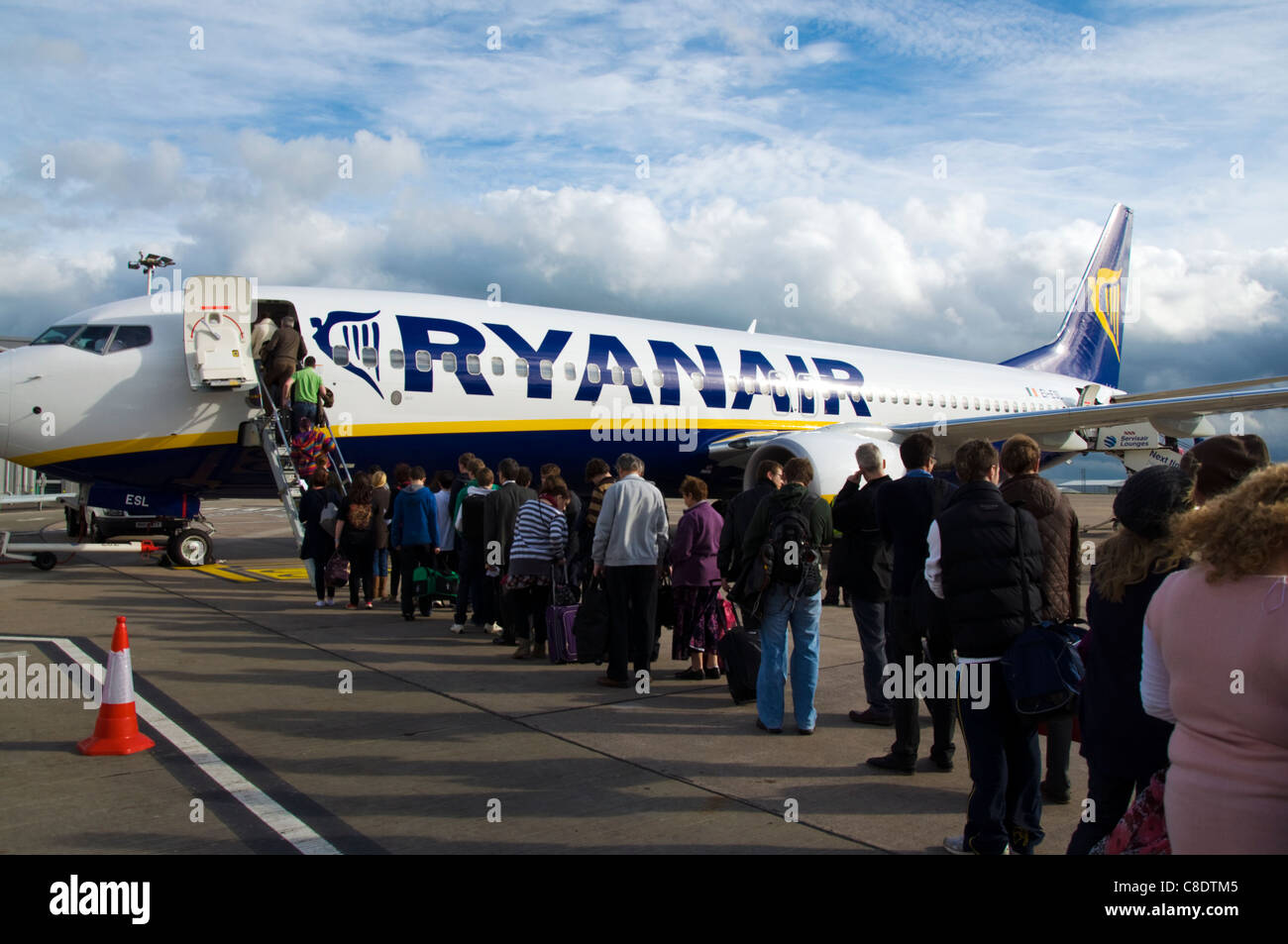 File d'attente des passagers à bord d'un avion Boeing 737-800 de Ryanair Banque D'Images