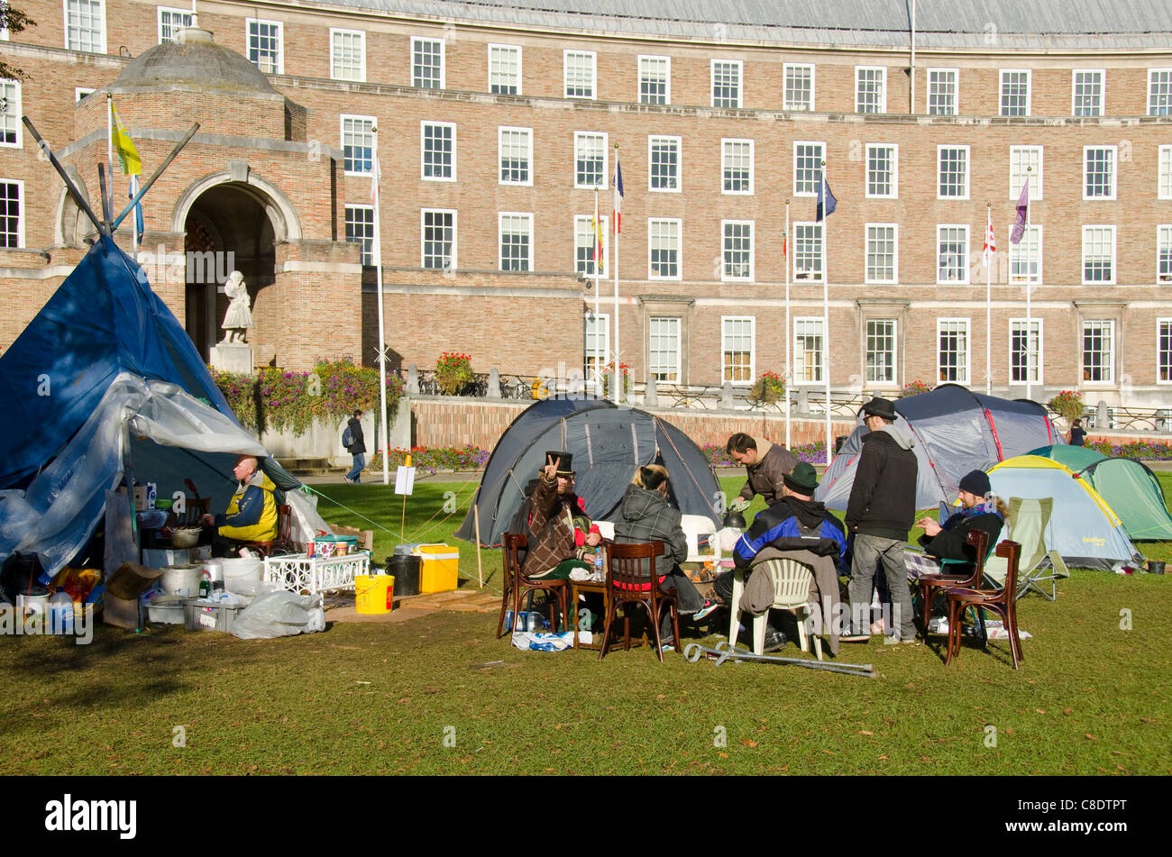 Tentes mis en place en face de la salle du Conseil de Bristol Bristol occupent en protestation, Bristol, Royaume-Uni, le 20 octobre, 2011. La protestation est l'un des nombreux mis en place autour du monde inspiré par les protestations Occupy Wall Street à New York. Banque D'Images