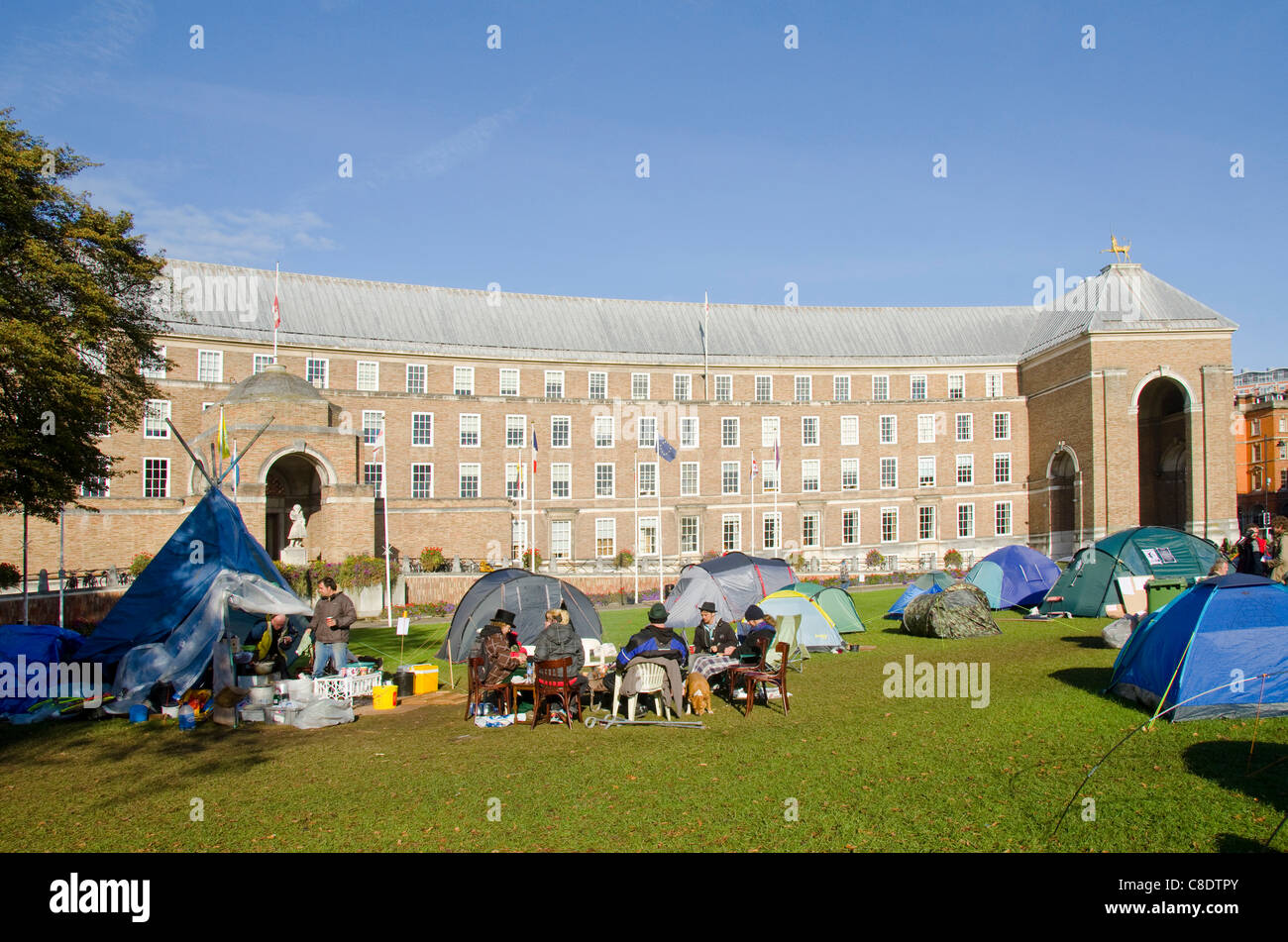 Tentes mis en place en face de la salle du Conseil de Bristol Bristol occupent en protestation, Bristol, Royaume-Uni, le 20 octobre, 2011. La protestation est l'un des nombreux mis en place autour du monde inspiré par les protestations Occupy Wall Street à New York. Banque D'Images