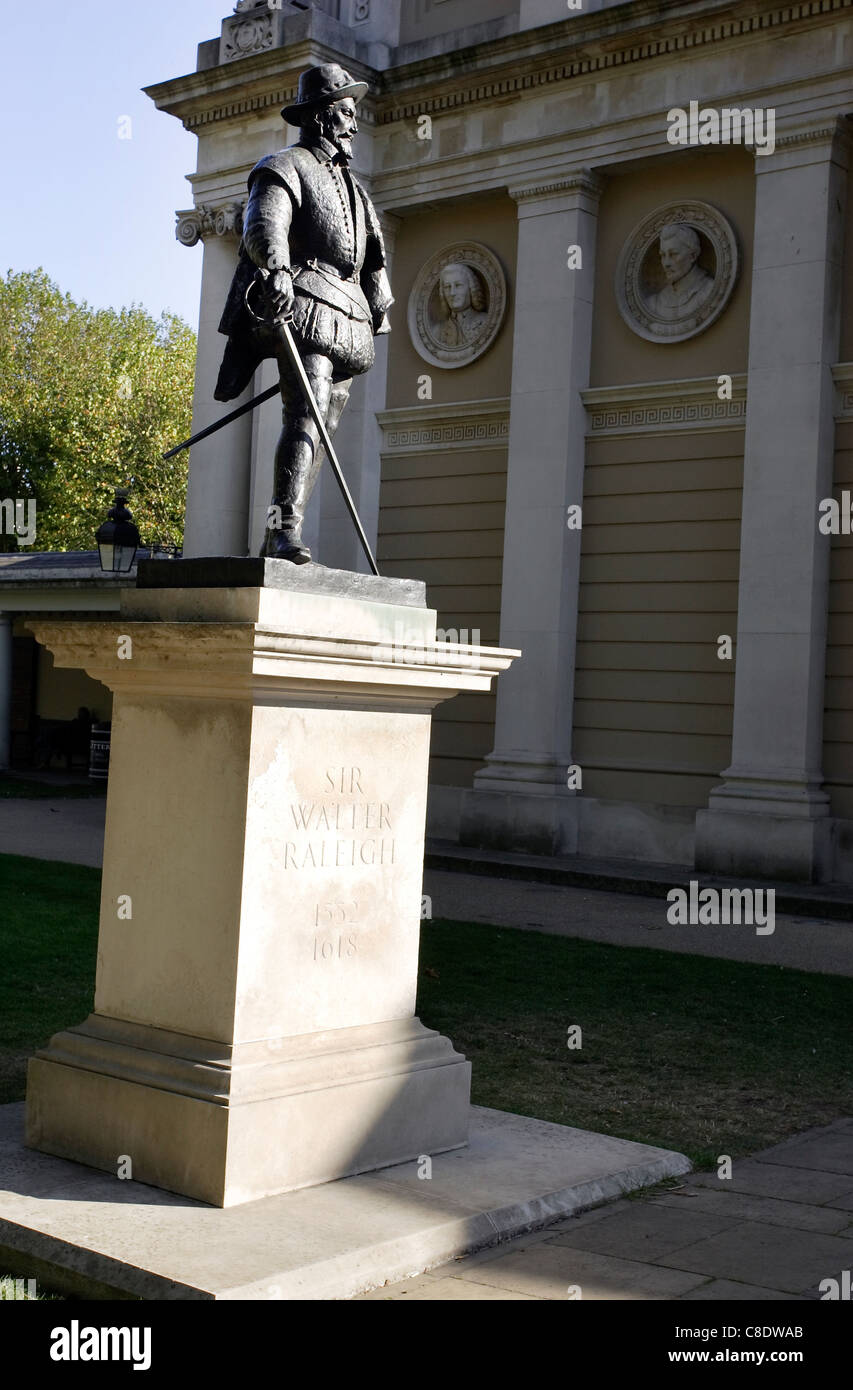 La statue de Sir Walter Raleigh, le célèbre marin Tudor et explorer, à l'extérieur du National Maritime Museum, Greenwich, Londres. Banque D'Images