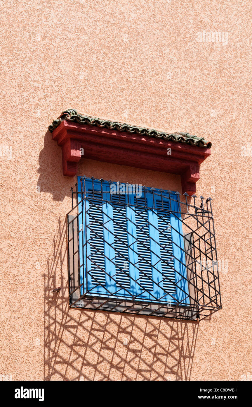 Volets de fenêtre dans la médina, Tiznit, Maroc Région Souss-Massa-Draa Banque D'Images