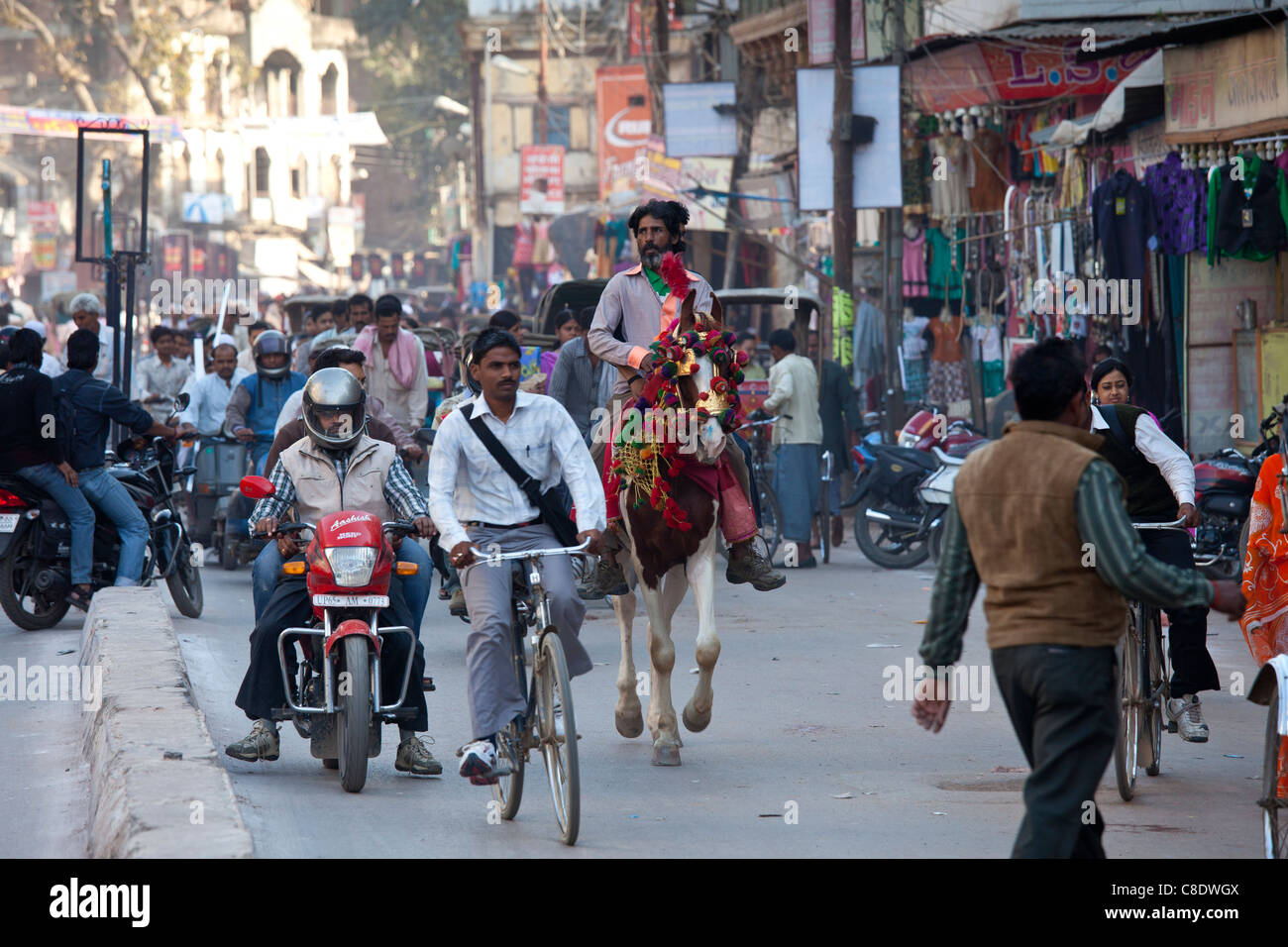 Scène de rue animée dans la ville sainte de Varanasi, Benares, Inde du Nord Banque D'Images