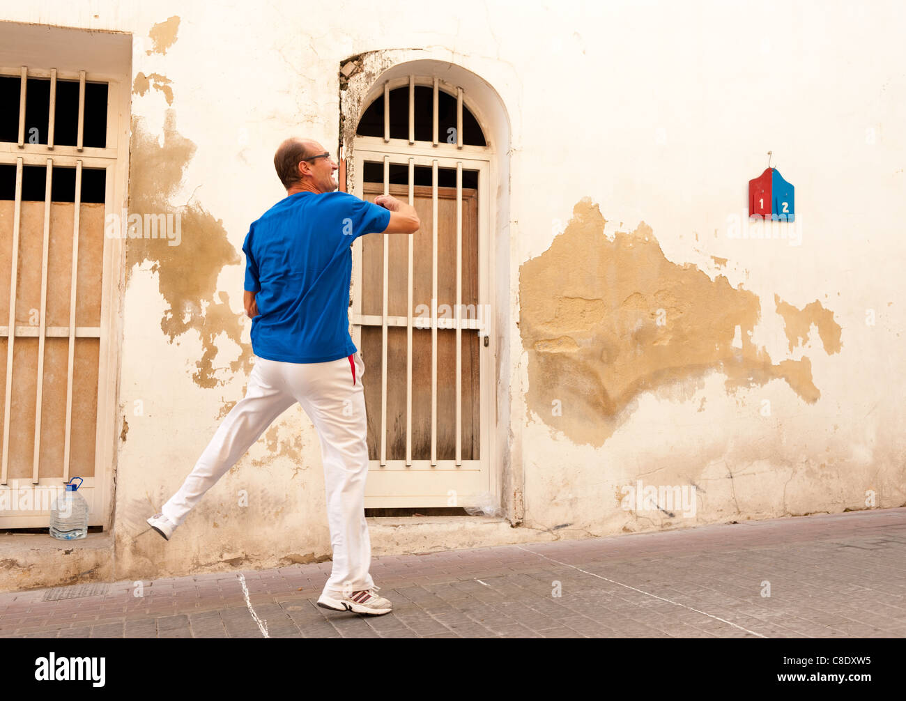 Joueur de pelote basque qualifiés effectuant un service puissant Banque D'Images