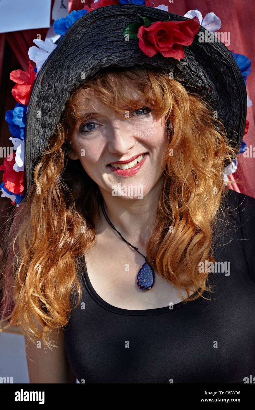 Femme cheveux rouge. Portrait d'une femme mûre vivace avec des cheveux rouges. REDEHEAD souriant Banque D'Images