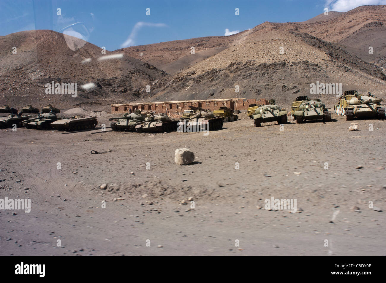 Les réservoirs de l'ère soviétique abandonnée alignées dans la vallée du Panshir, en Afghanistan, en octobre 2004. Banque D'Images