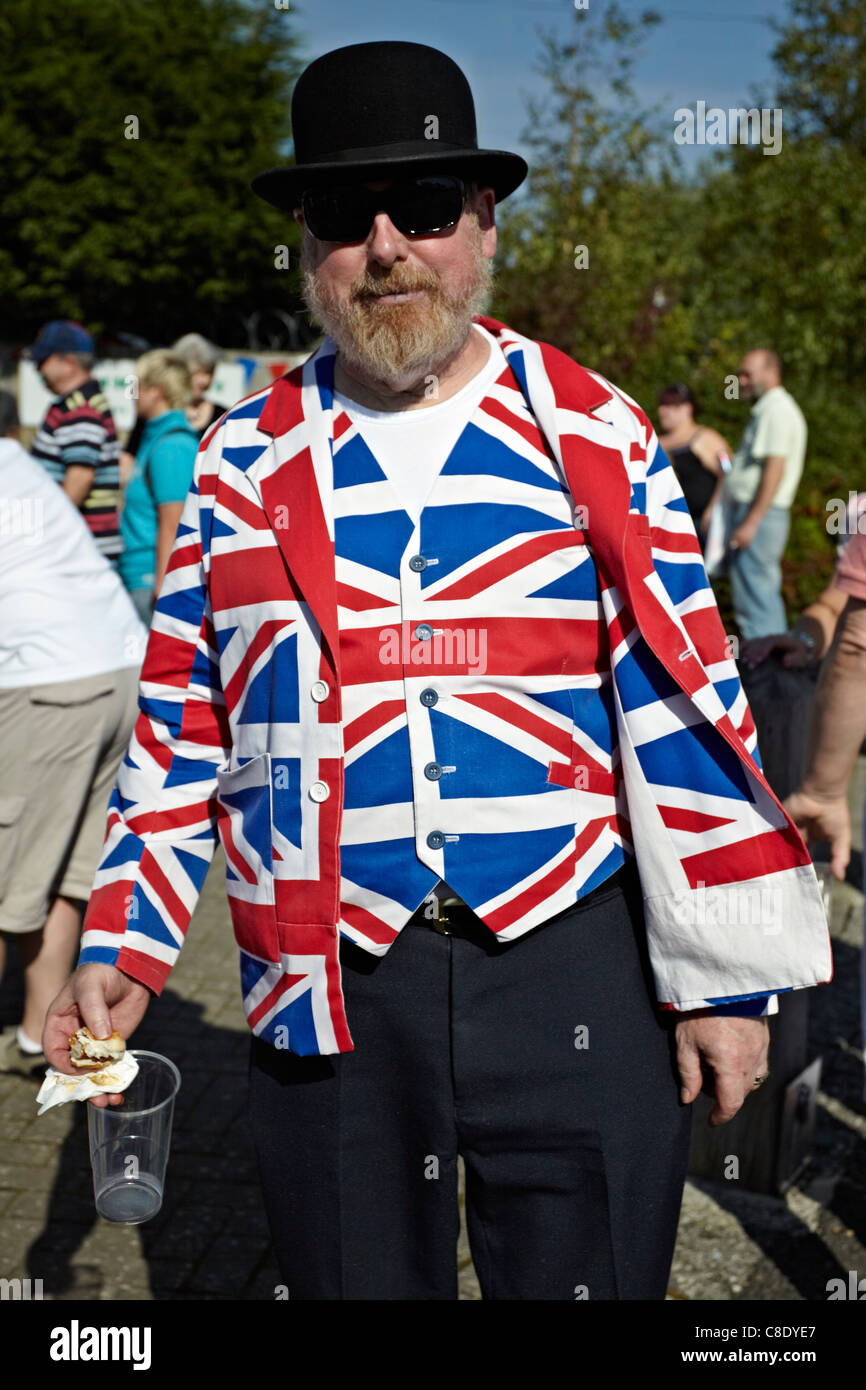 Anglais excentrique portant un gilet Union Jack et une veste avec chapeau  Bowler. Angleterre, Europe. Excentrique Royaume-Uni Photo Stock - Alamy