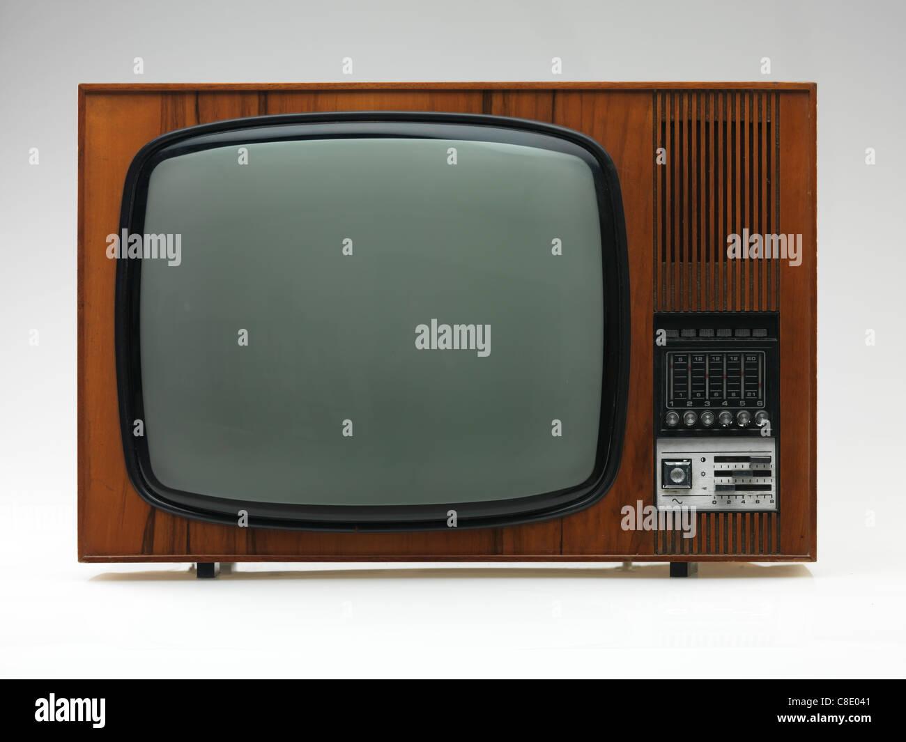 Vintage tv noir et blanc sur fond blanc, vue frontale Banque D'Images