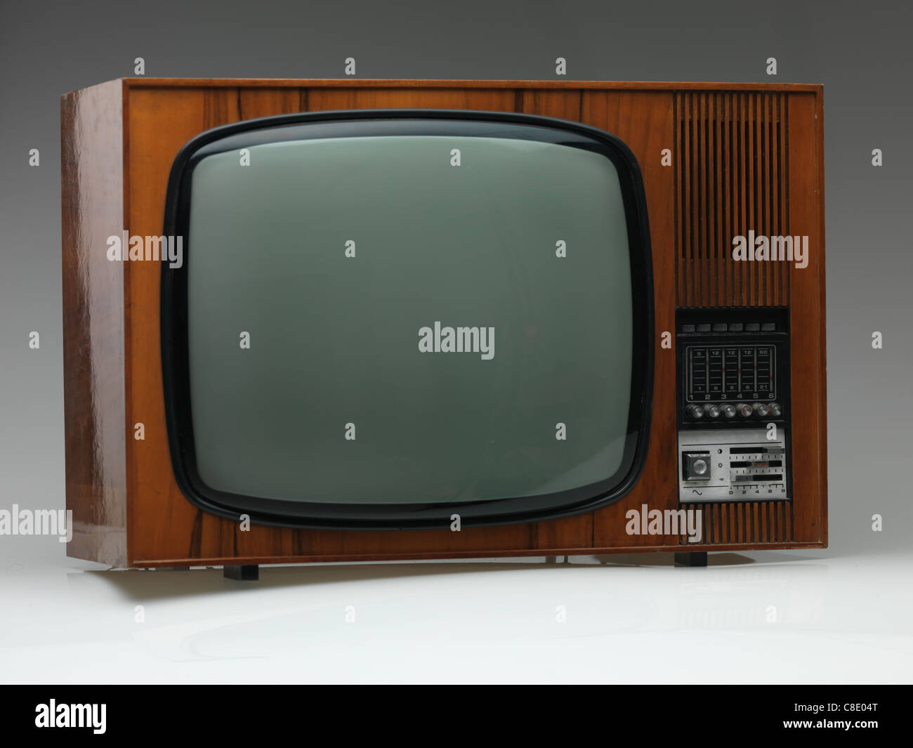 Vintage tv noir et blanc sur fond gris, side view Banque D'Images