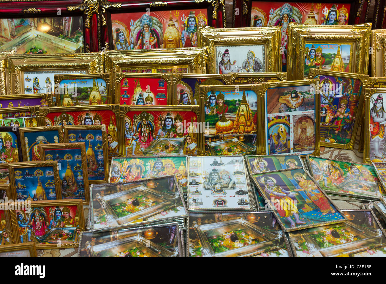 Les images religieuses de Seigneur Shiva et la femme Parwati en vente par le Temple d'or dans la ville sainte de Varanasi, Inde Banque D'Images