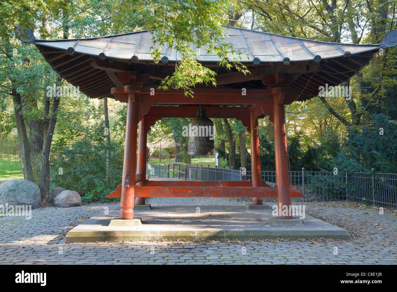 La cloche de la paix mondiale et pagode, Volkspark Friedrichshain, Berlin, Allemagne Banque D'Images