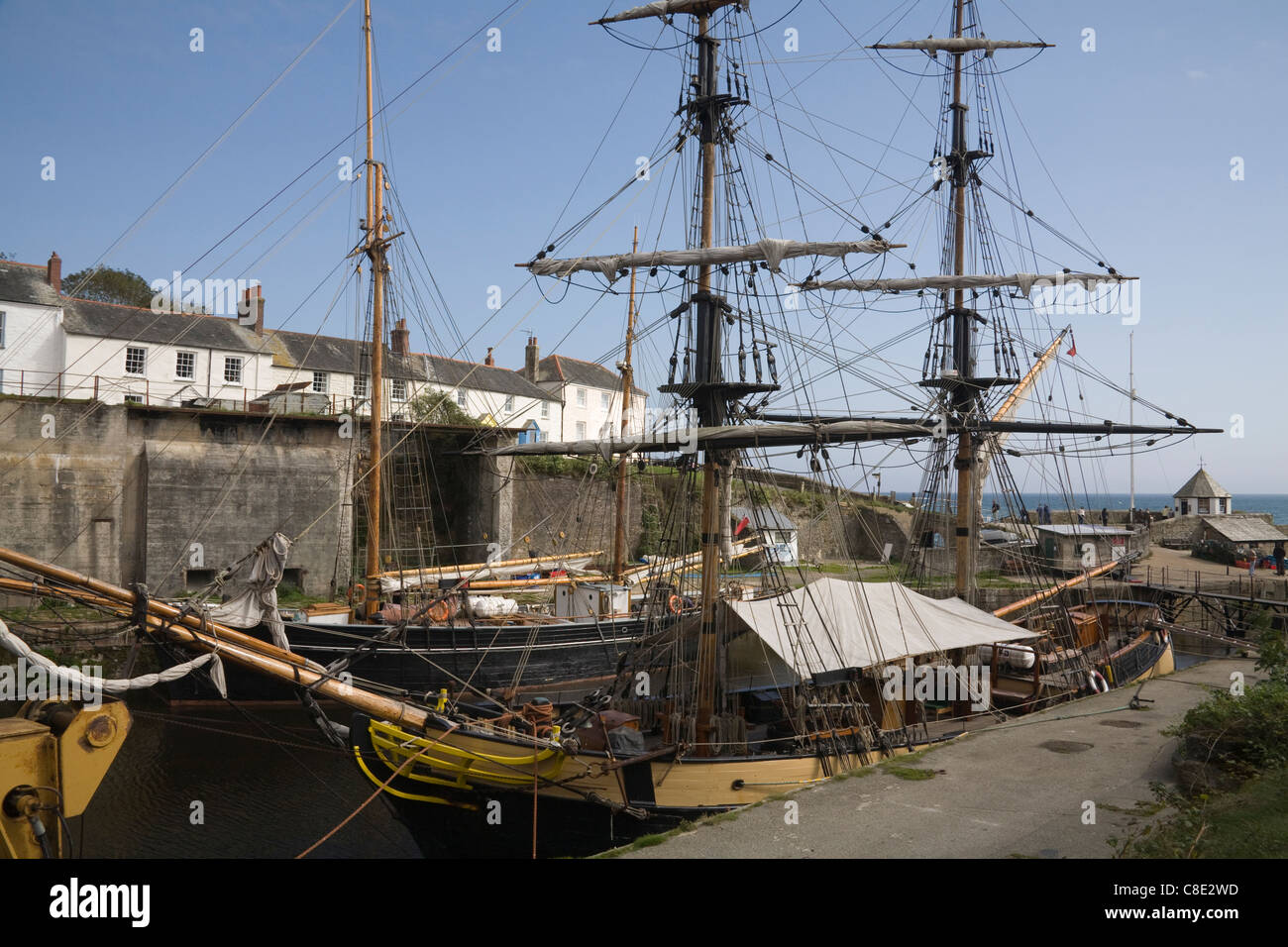 Charlestown Cornwall UK avec de grands voiliers voiles ferlées amarré dans le port de ce pittoresque village de pêcheurs Banque D'Images