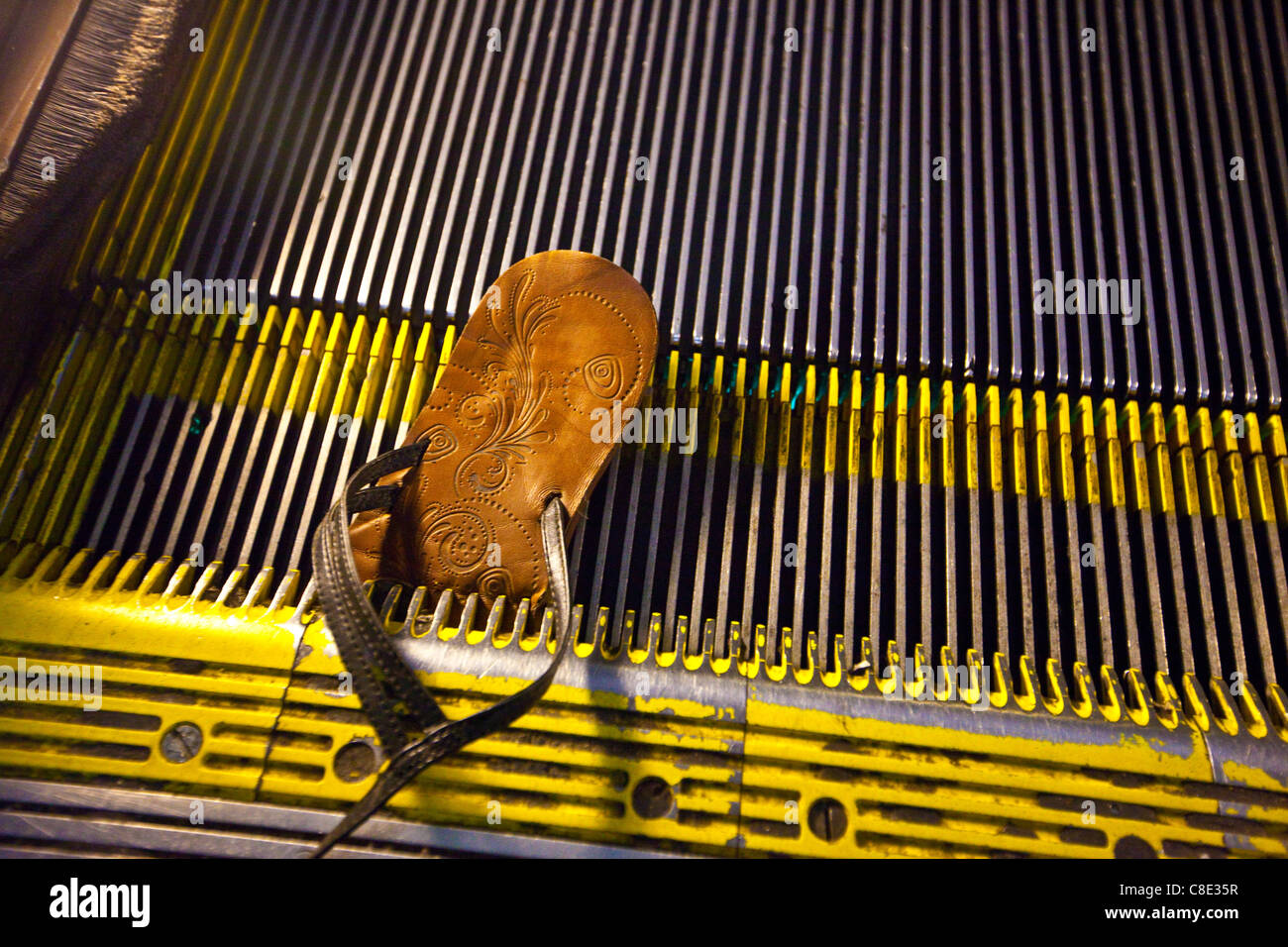 Sandale pris dans un escalator, Washington DC Banque D'Images