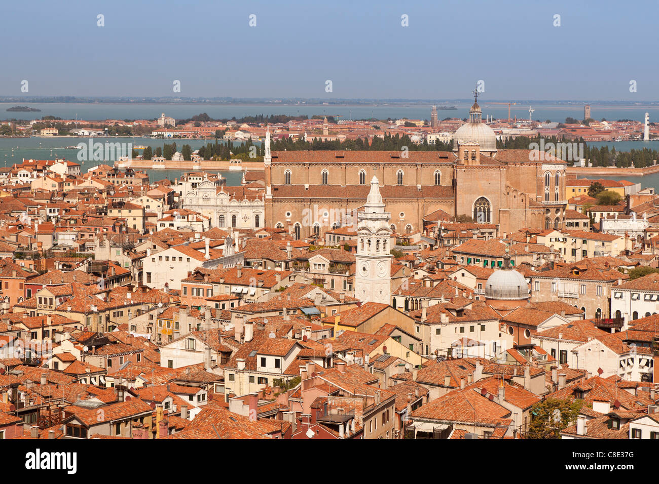Une vue de l'hôtel Campanile à travers les toits de Venise en direction de Santi Giovanni e Paolo Banque D'Images